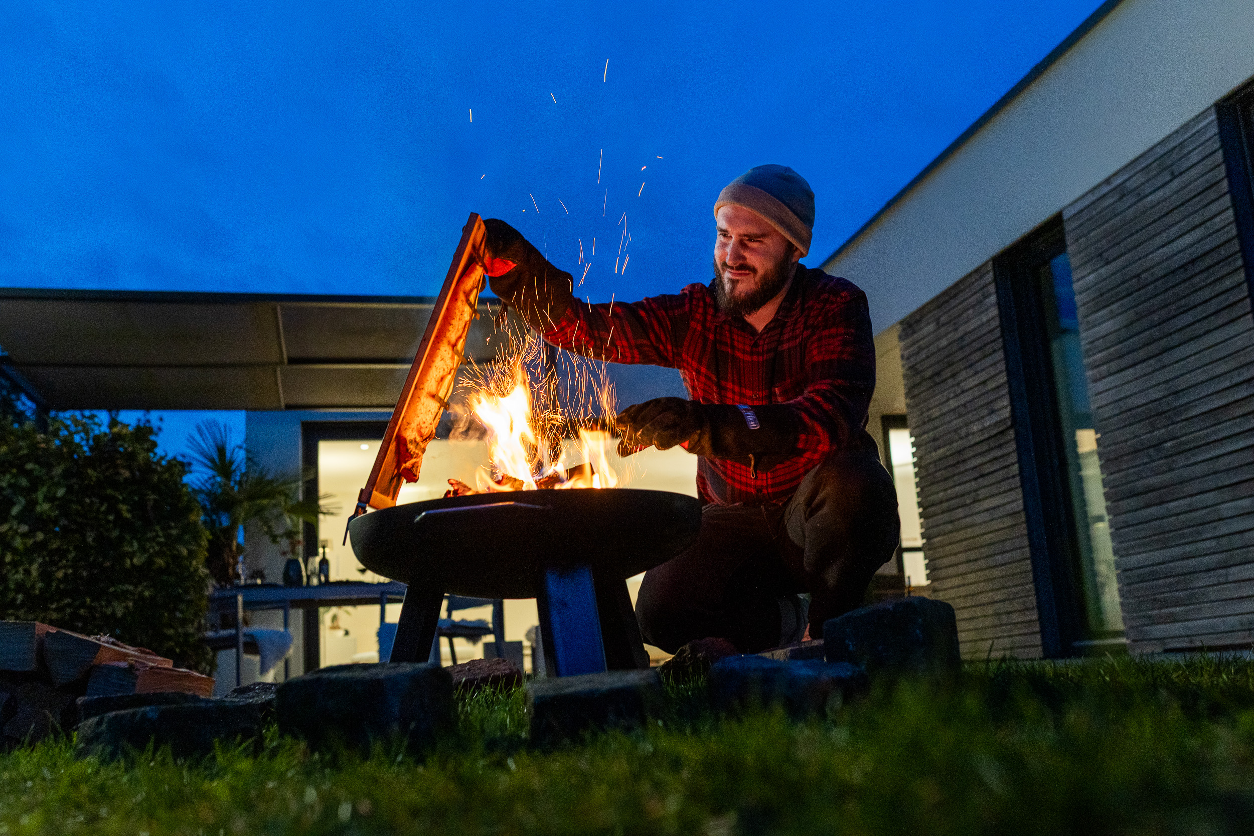 Appetitanregendes Food-Foto für Grillfürst Social Media Content am Lagerfeuer mit Flammlachs