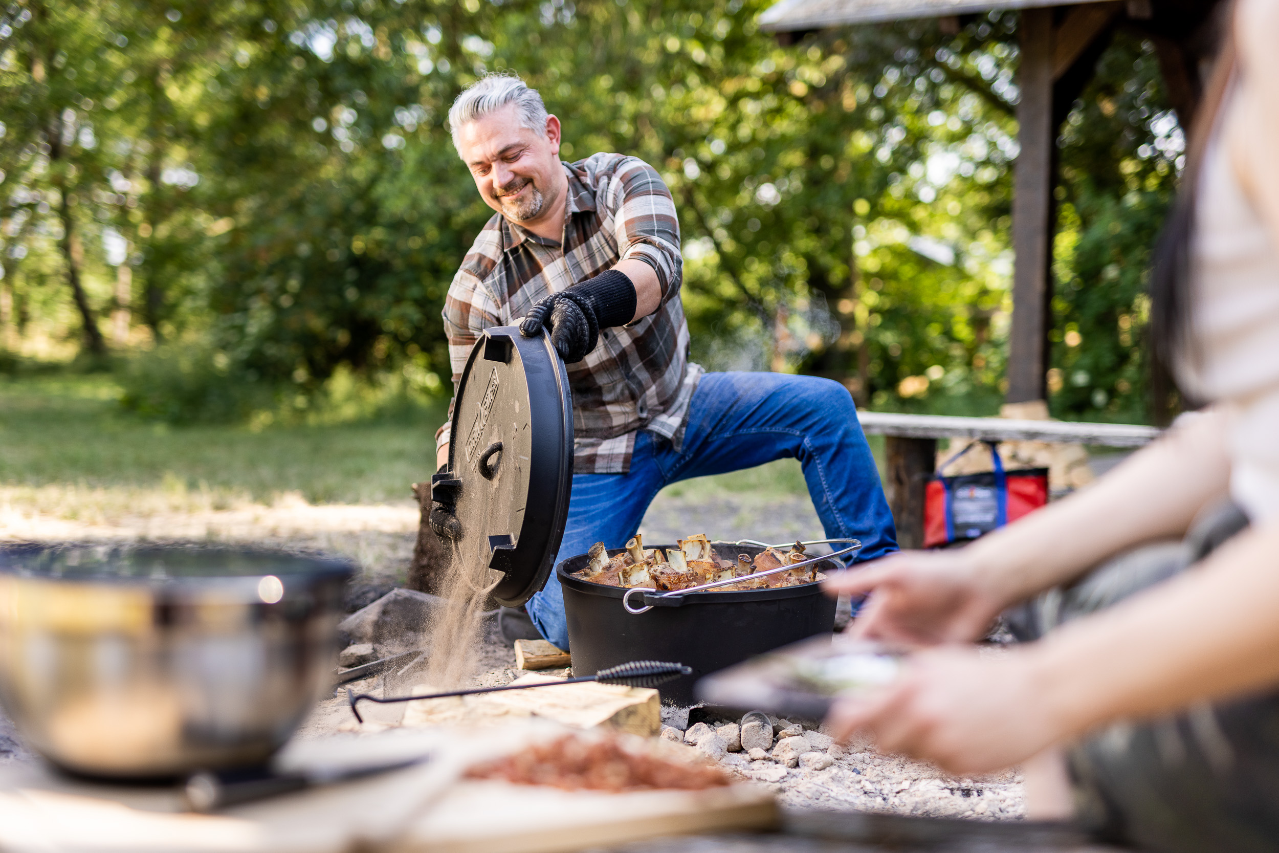 Outdoor Fotografie für Onlineshops Livestyle Shooting für Grillhersteller an Lagerfeuer