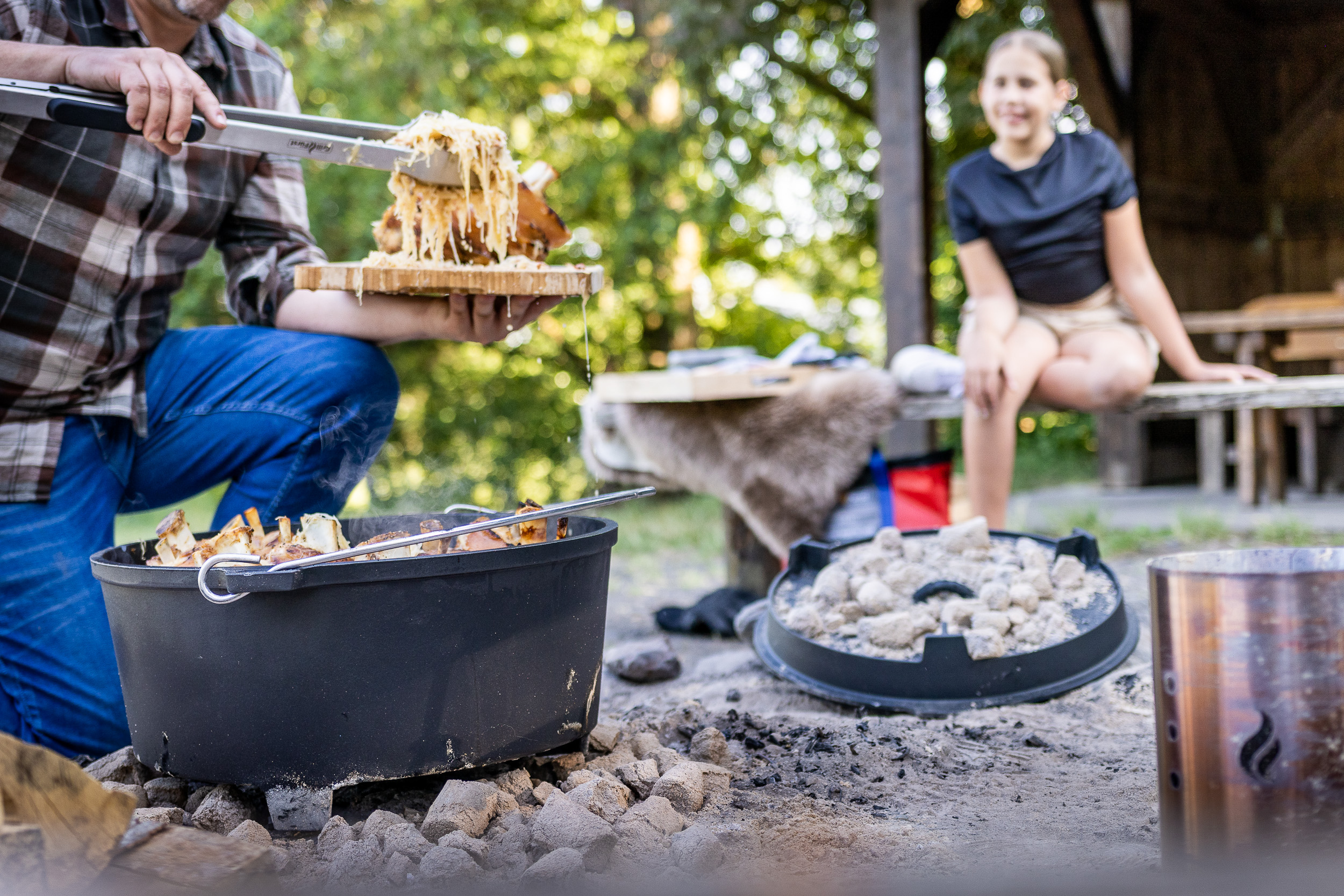Contentproduktion für Instagram und Website - Detailaufnahme von Sauerkraut in einem Dutch oven