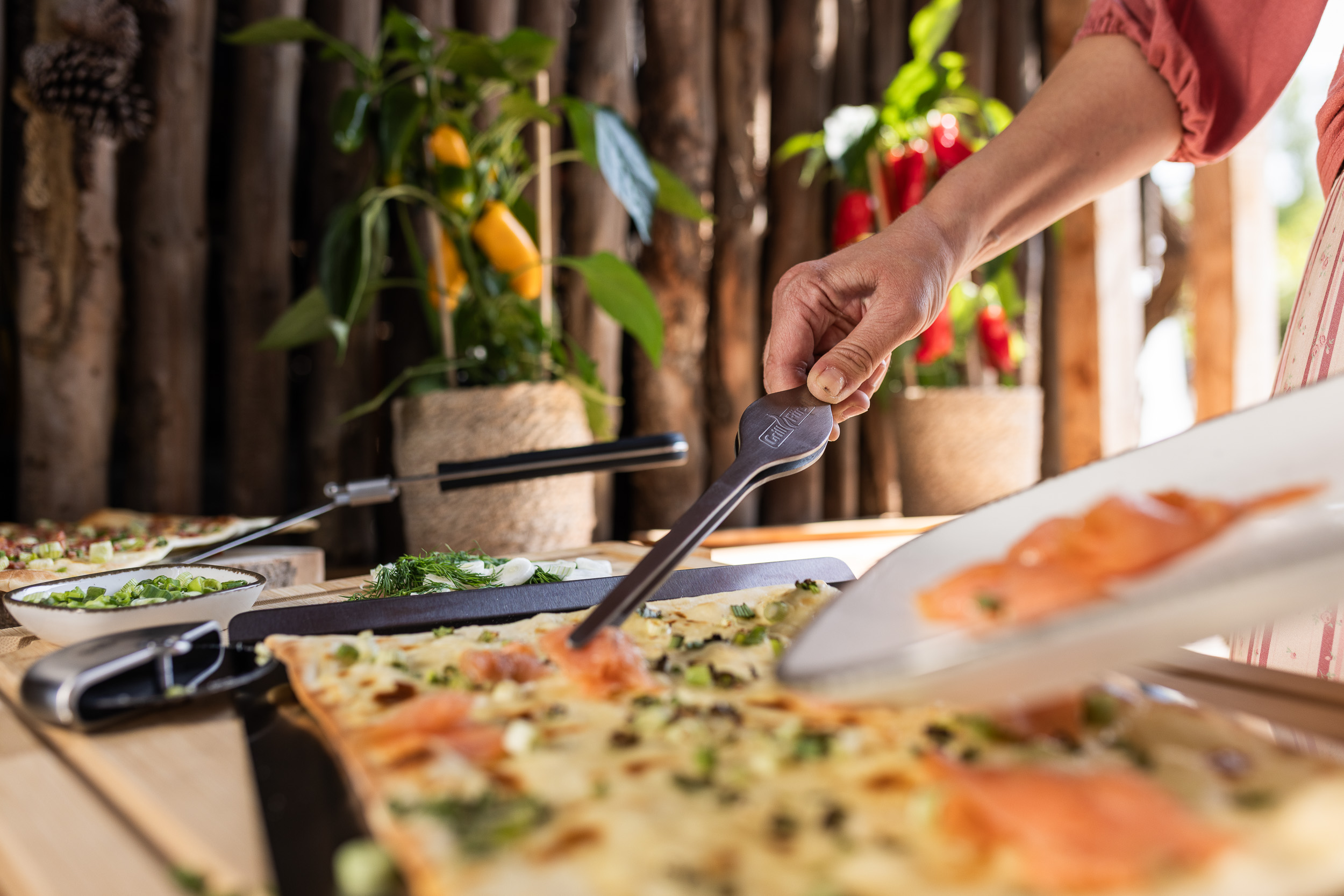 On-Location Contentproduktion mit Grillfürst Zubehör für Onlineshop Lachs Flammkuchen mit Pinzette