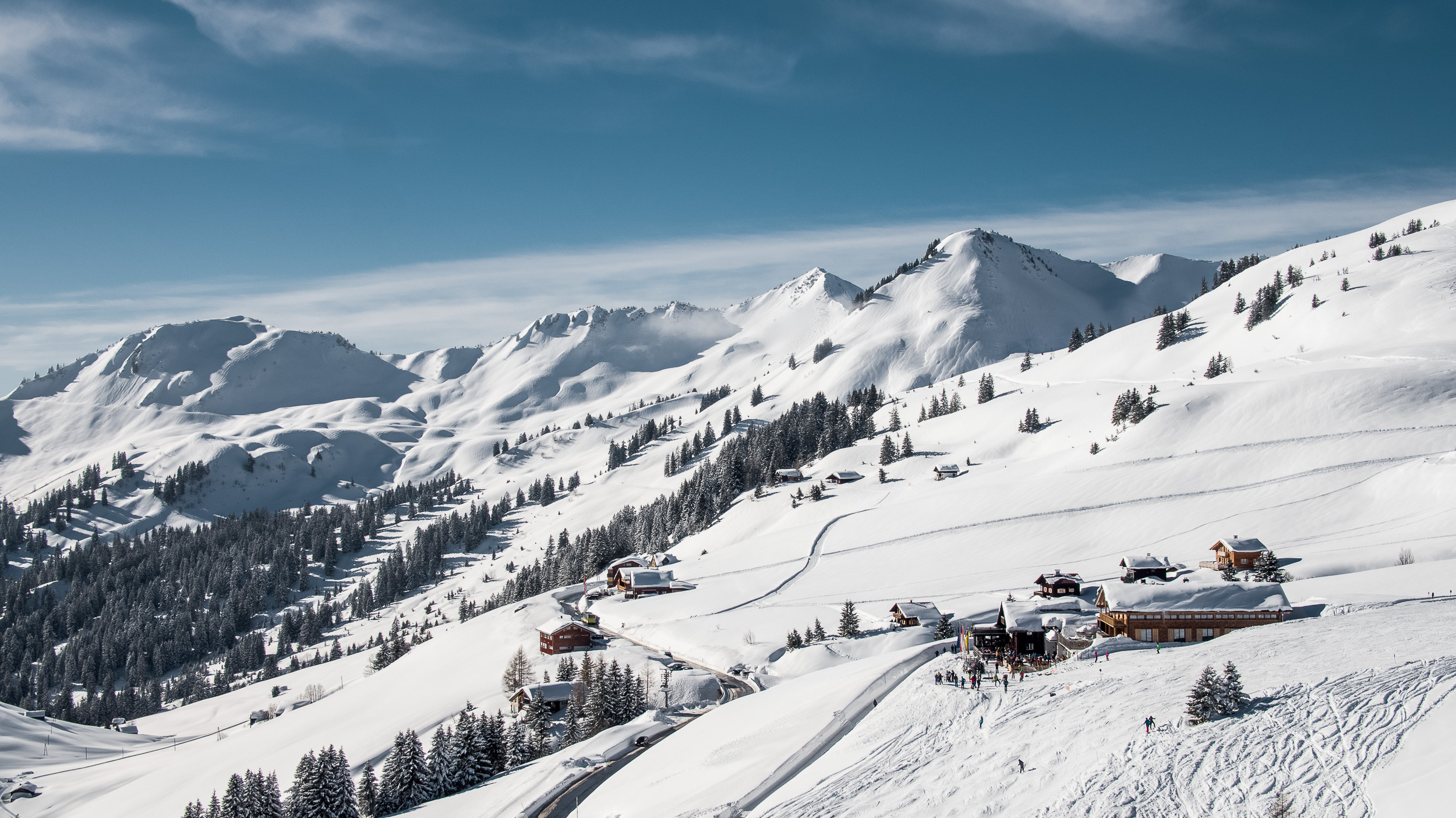 Skigebiet Damüls Mellau Luftaufnahme am Tag beim Fotoshooting für Pistenbully