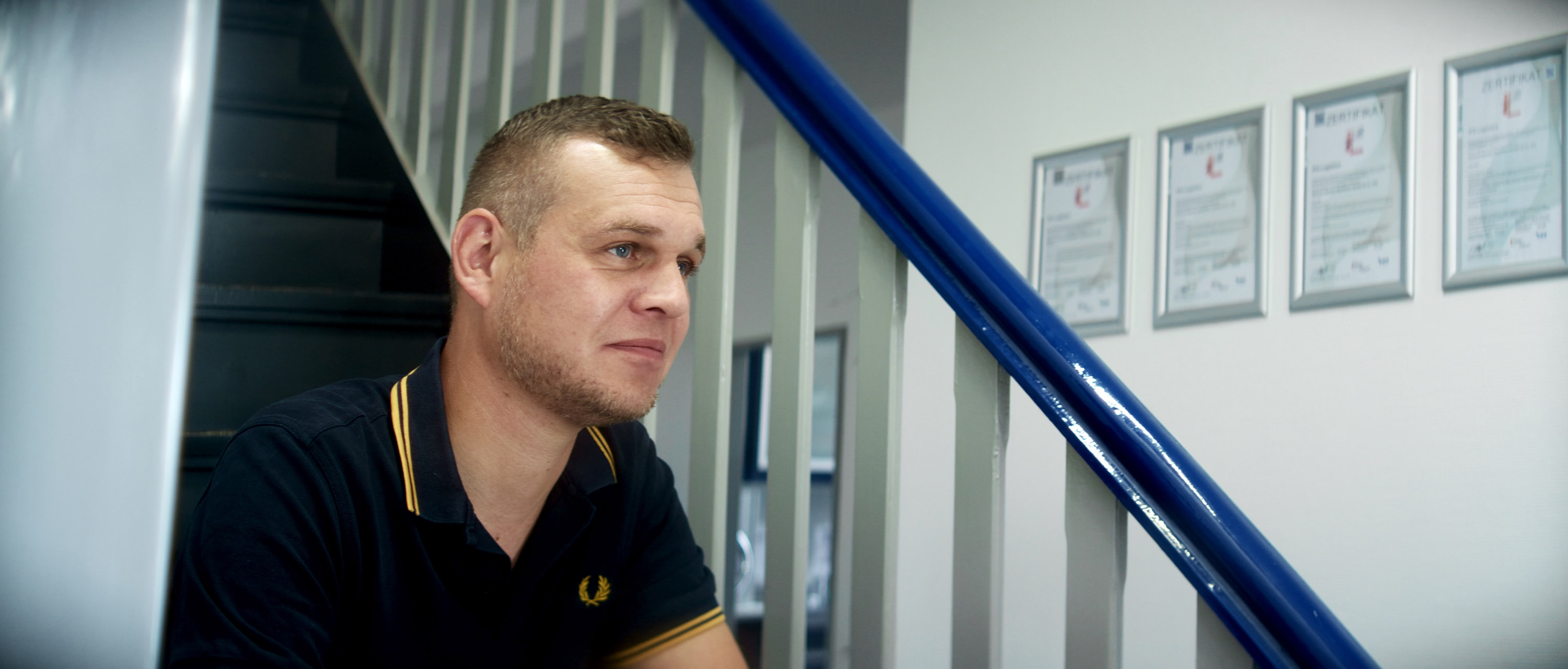 Contentproduktion in Hamburg - Filmproduktion mit Geschäftsführer von Spedition Barthels sitzt auf einer Treppe