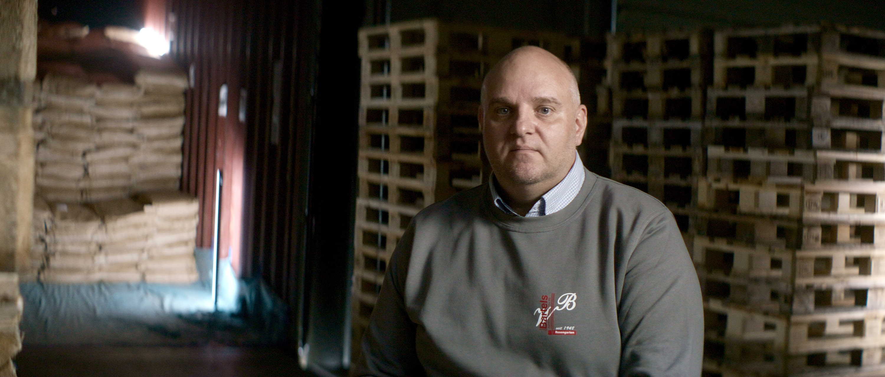 Fiilmproduktion & Testimonial film bei Spedition Bartels in Hamburg mit DAF truck - Frank Odebrecht im Lager beim Interview