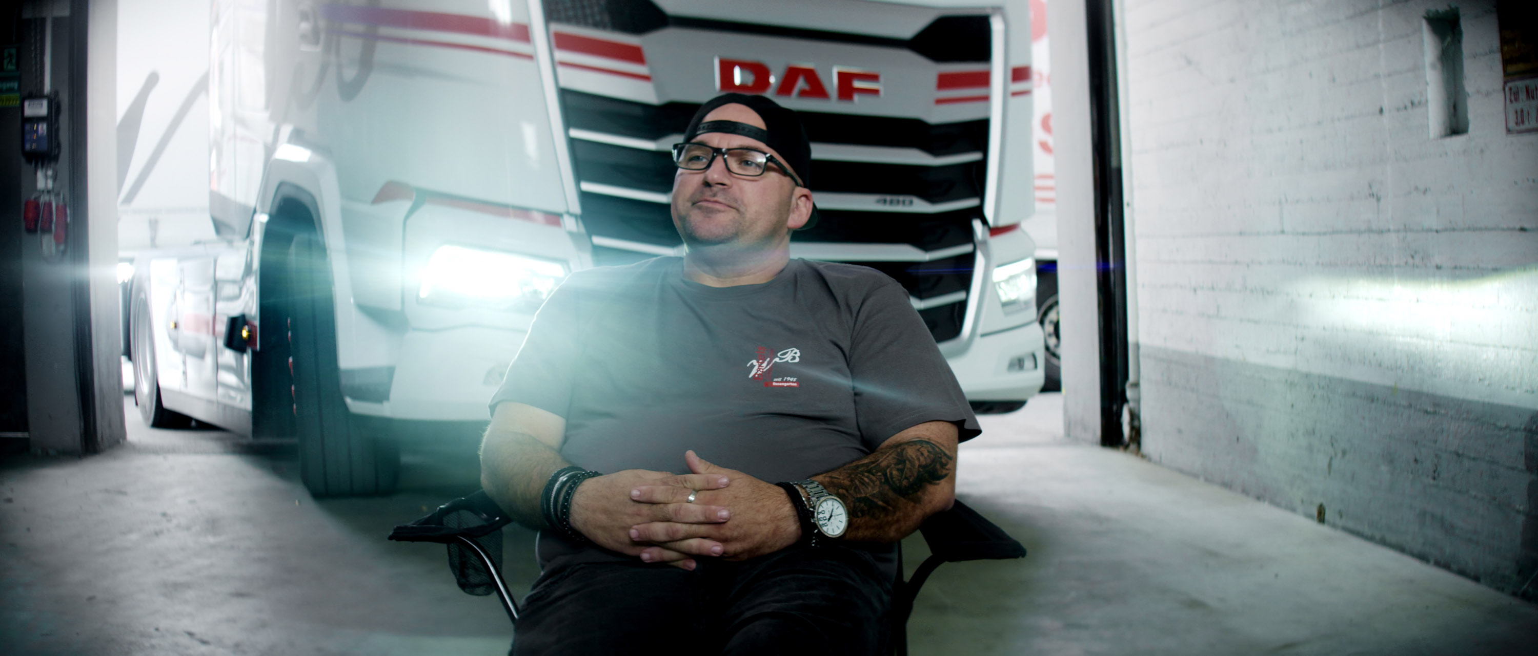 Contentproduktion mit La Familia Gründer Truckertreffen Spedition Barthels in Hamburg vor DAF Truck