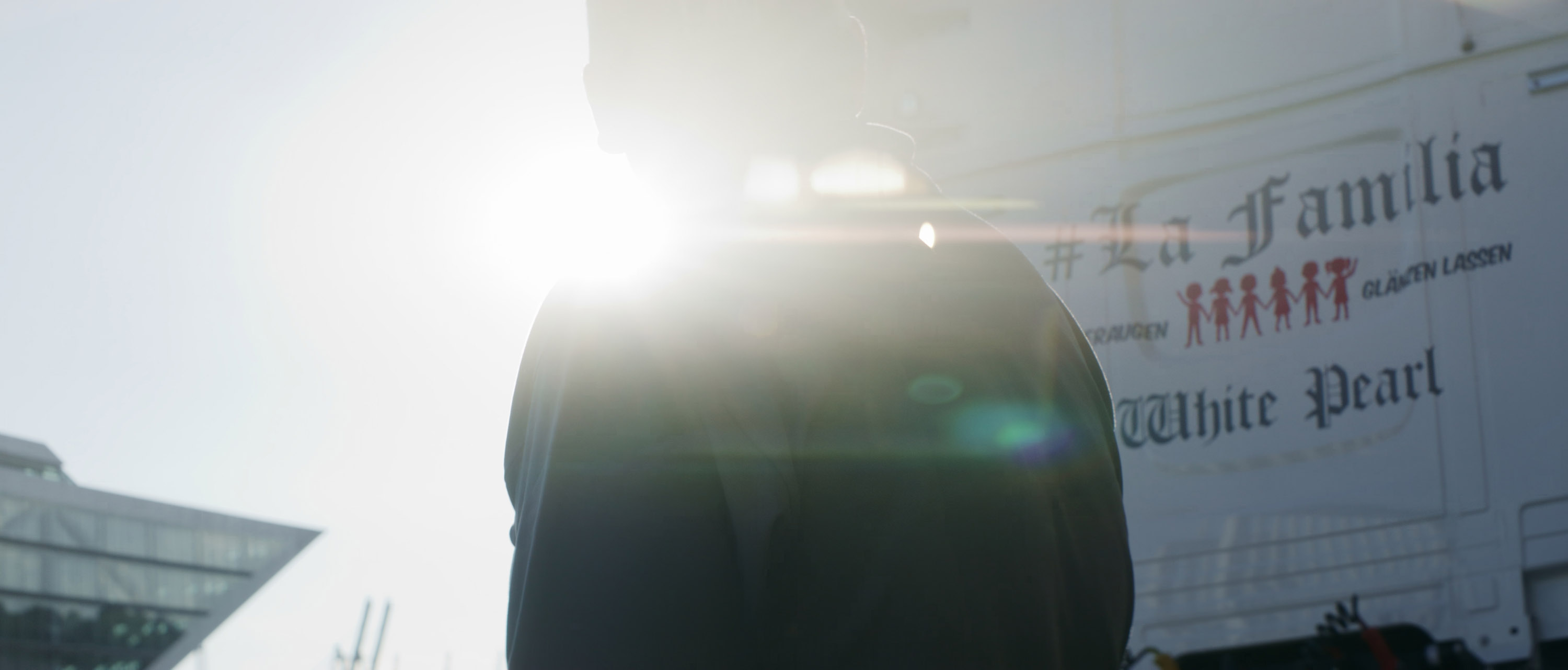 Detailaufnahme Grillzubehör und Grillequipment - Mädchen Schaut in Dutch oven am Lagerfeuer