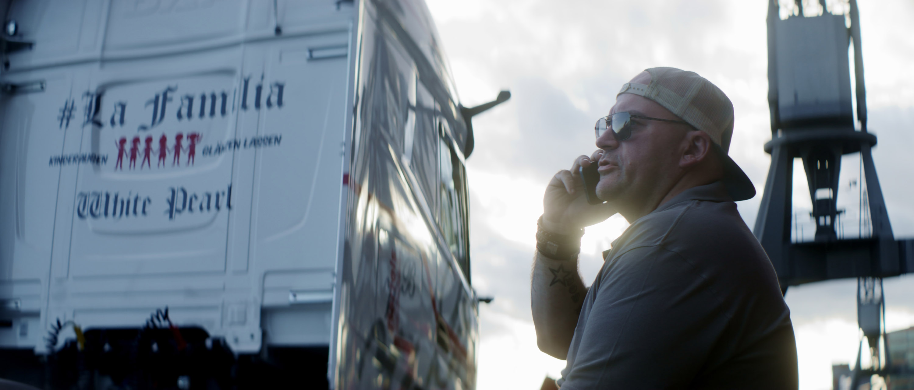 Produktaufnahme On-Location Shooting für Grillhersteller und Onlineshop - Hund und Mann sind im Fluss und Grillen im Dutch Oven