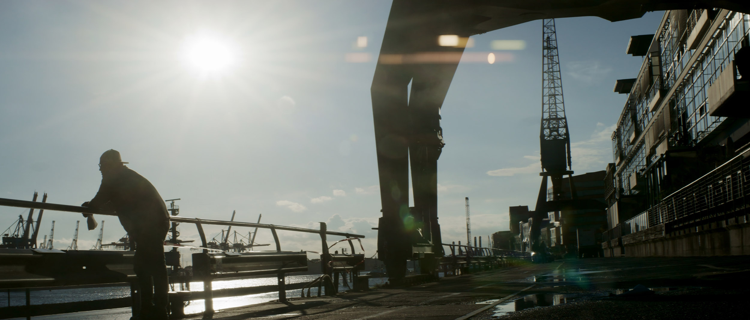 Produktaufnahme On-Location Shooting für Grillhersteller und Onlineshop - Hund und Mann sind im Fluss und Grillen im Dutch Oven