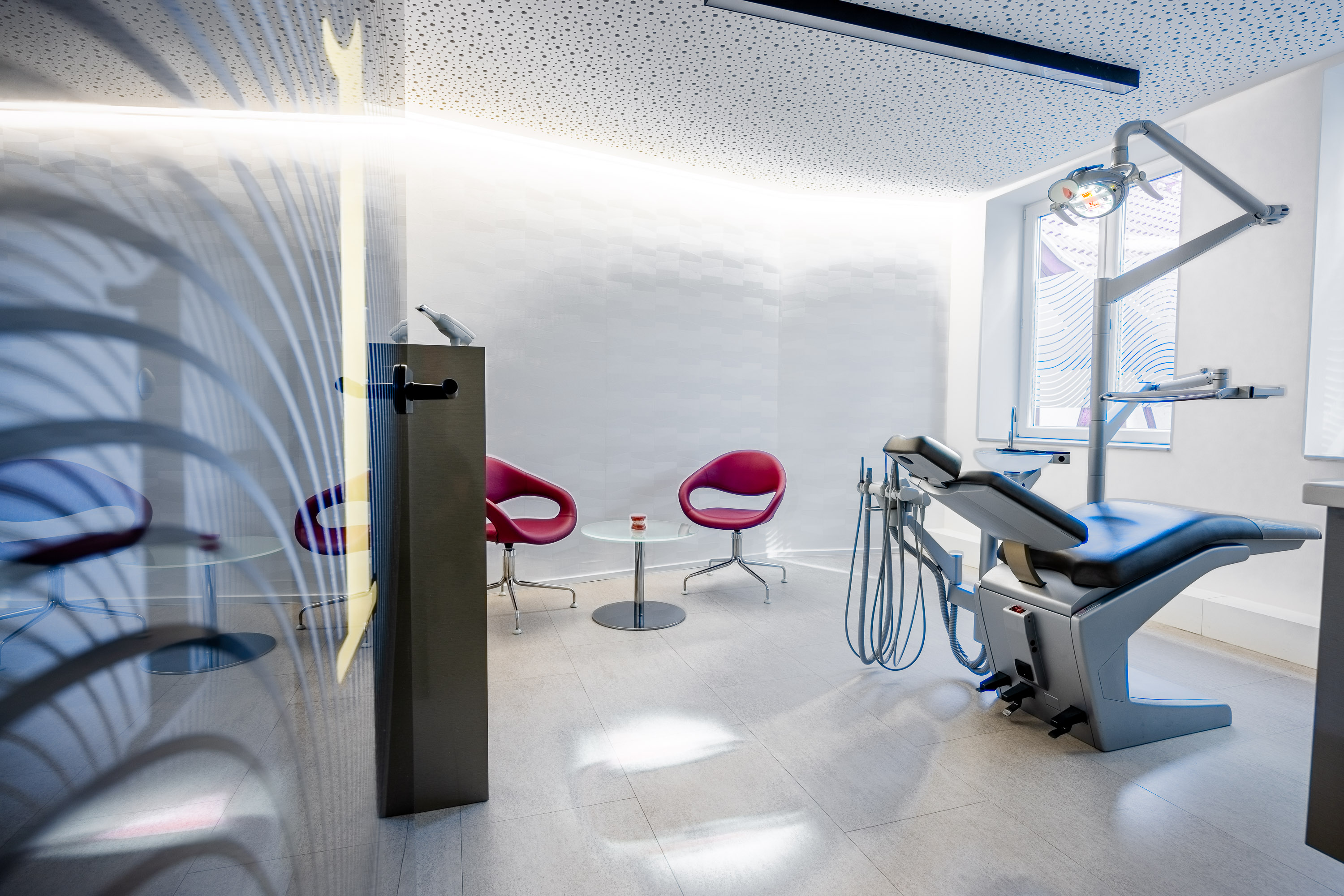 Moderner Behandlungsraum mit ergonomischem Behandlungsstuhl bei Dr. Enaia Kieferorthopädie in Fulda