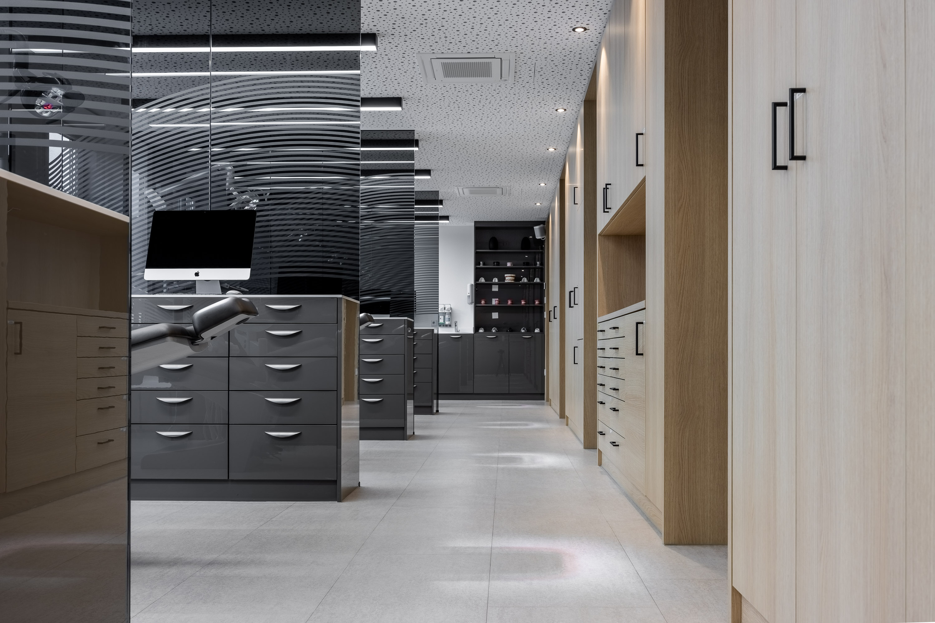 Behandlungsbereich mit Stauraum und durchdachter Raumaufteilung bei Dr. Enaia, Fulda