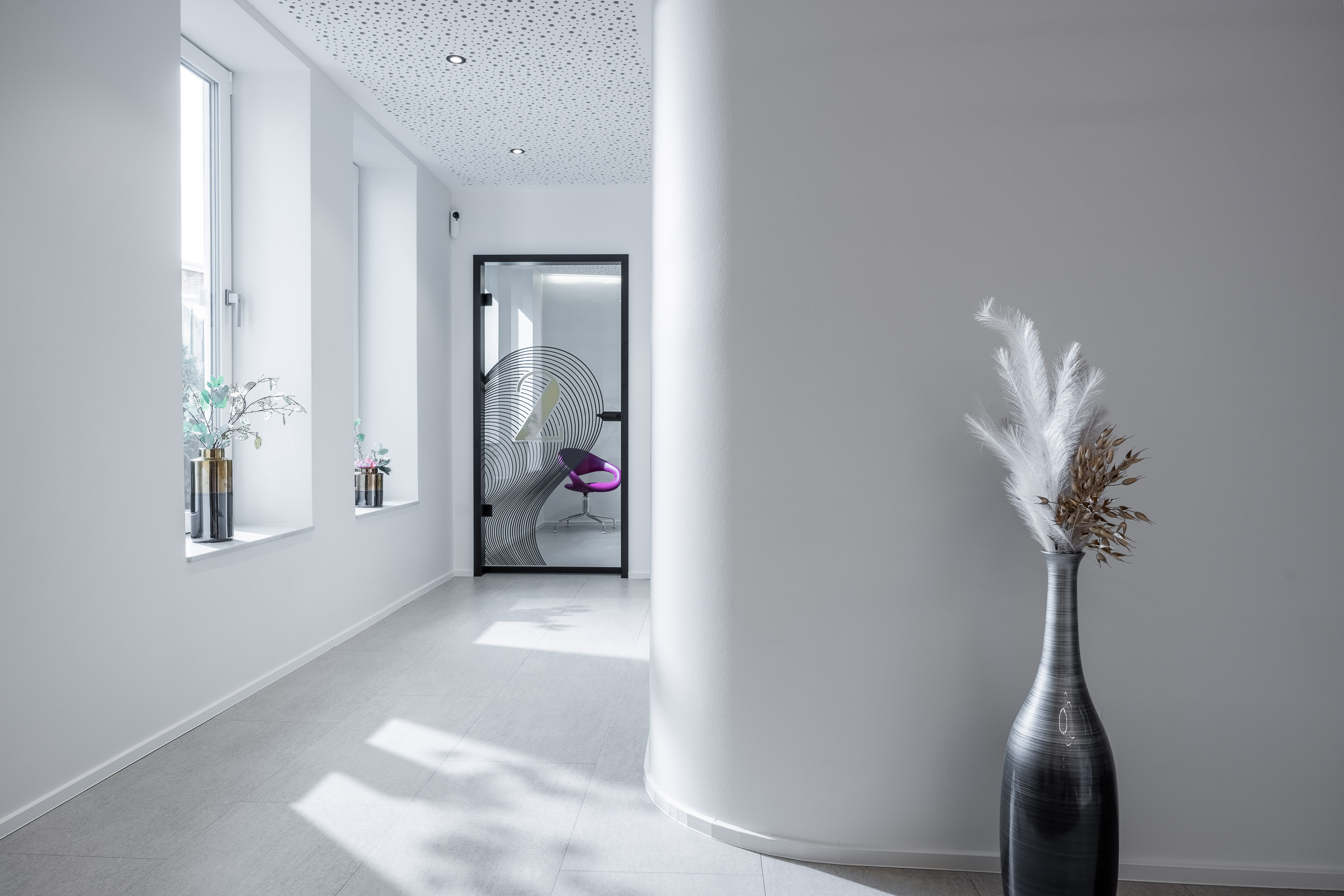 Fluransicht mit klarer Linienführung und moderner Gestaltung in der Praxis Dr. Enaia, Fulda