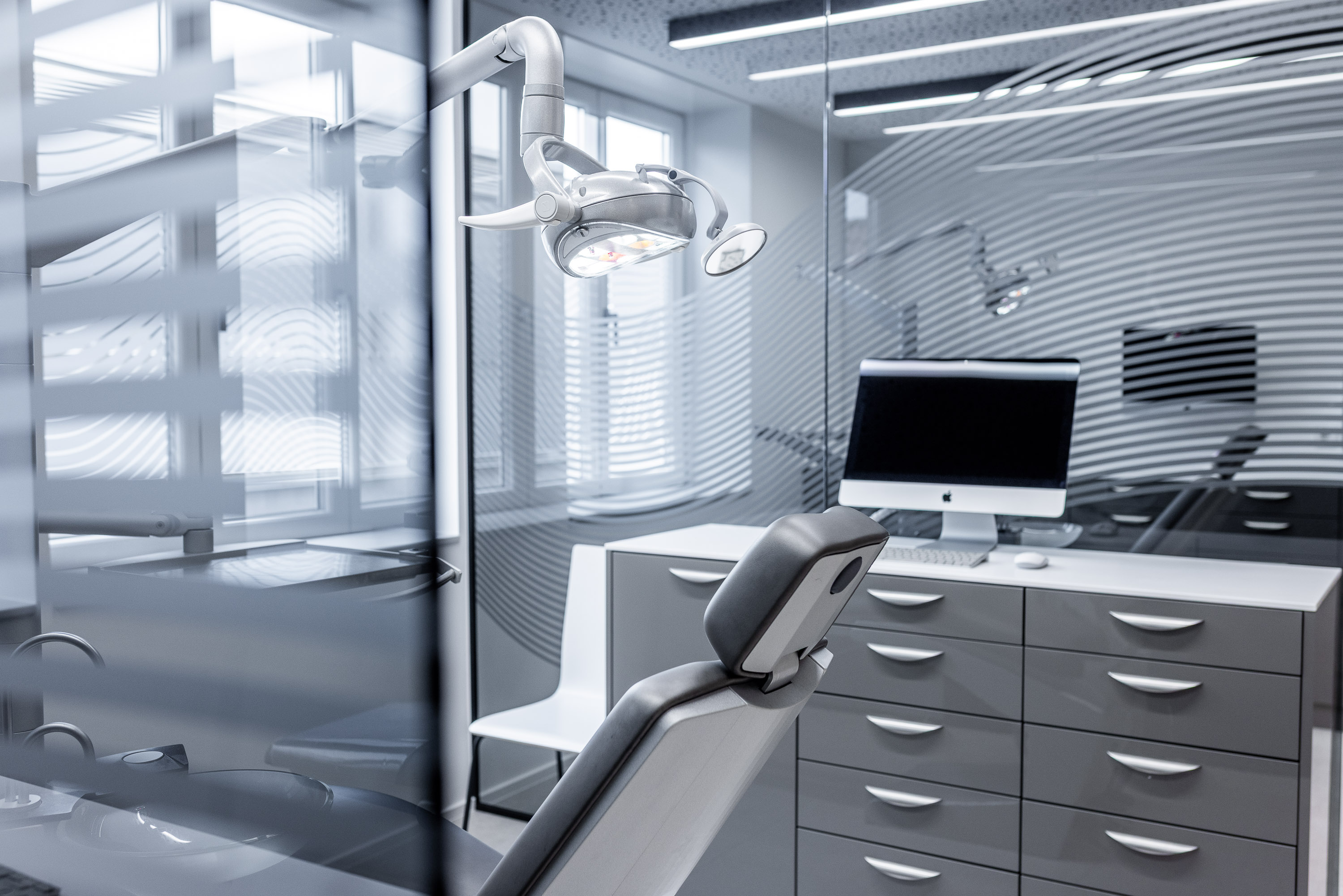 Moderne Portraits von Ärtzen und Praxismitarbeitern in Frankfurt Mitarbeiterinnen Portrait