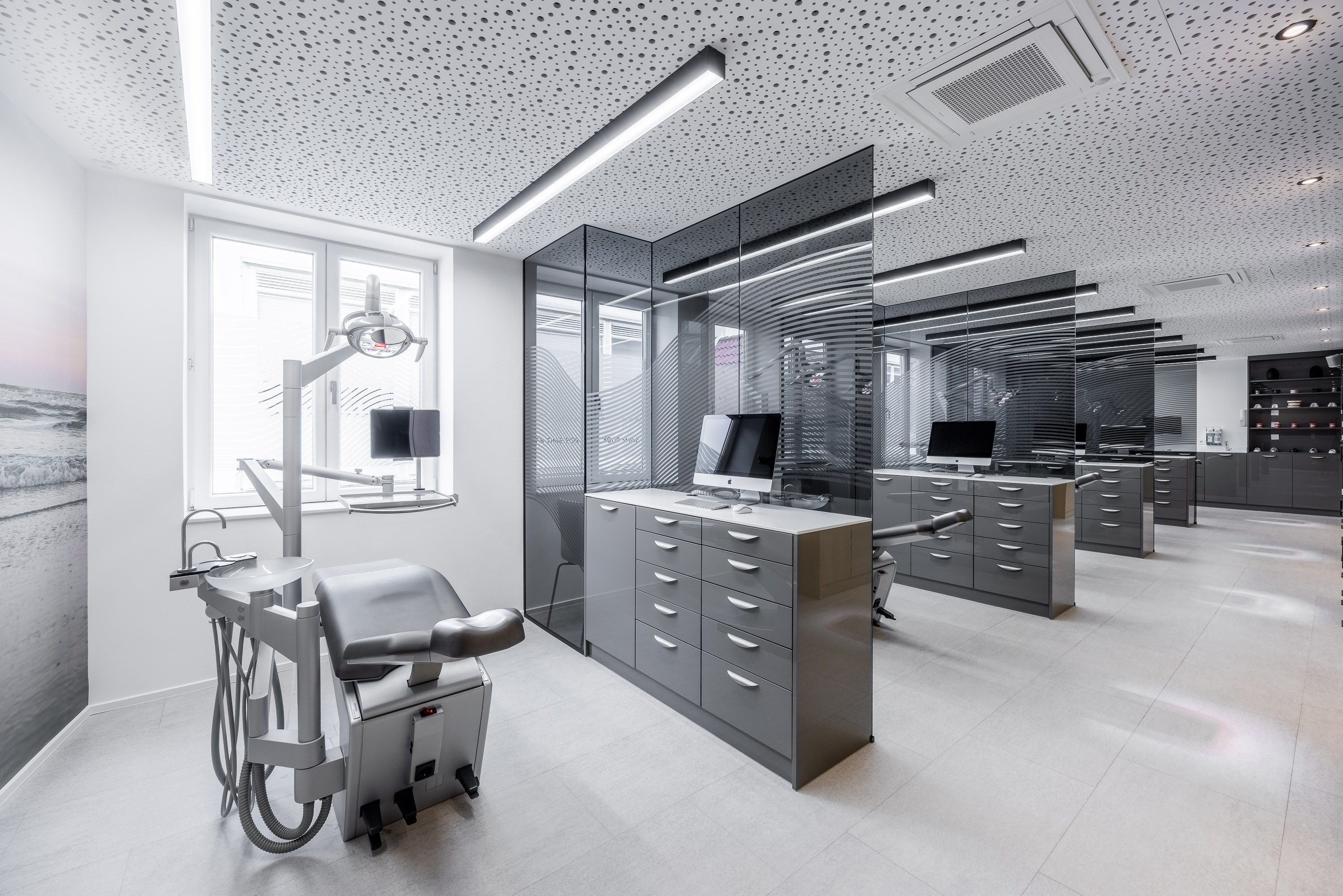 Behandlungszimmer mit Glasdesign und indirektem Licht bei Dr. Enaia Kieferorthopädie in Fulda