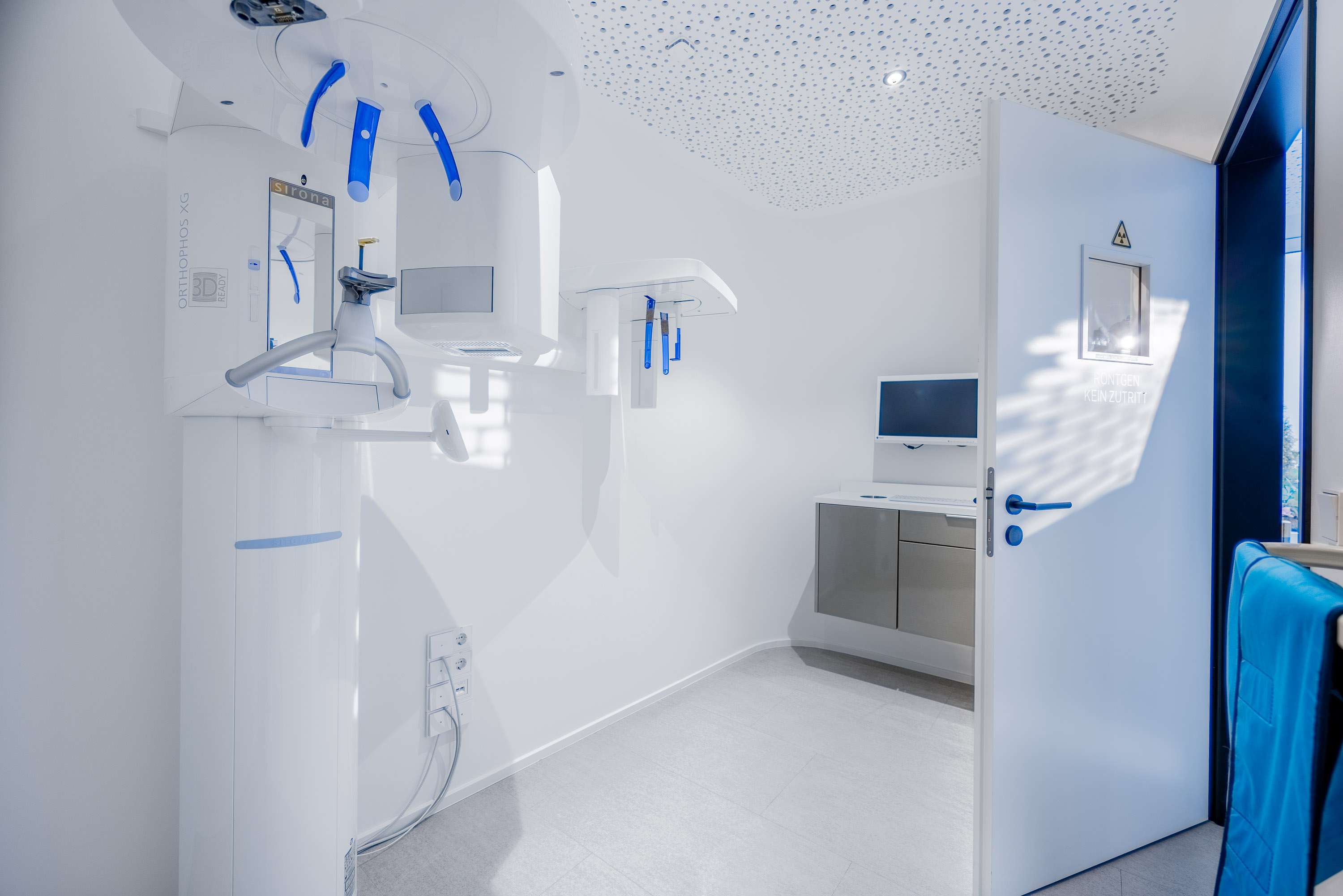 Technikraum mit Orthophos XG Röntgengerät und moderner Ausstattung, Praxis Dr. Enaia Fulda