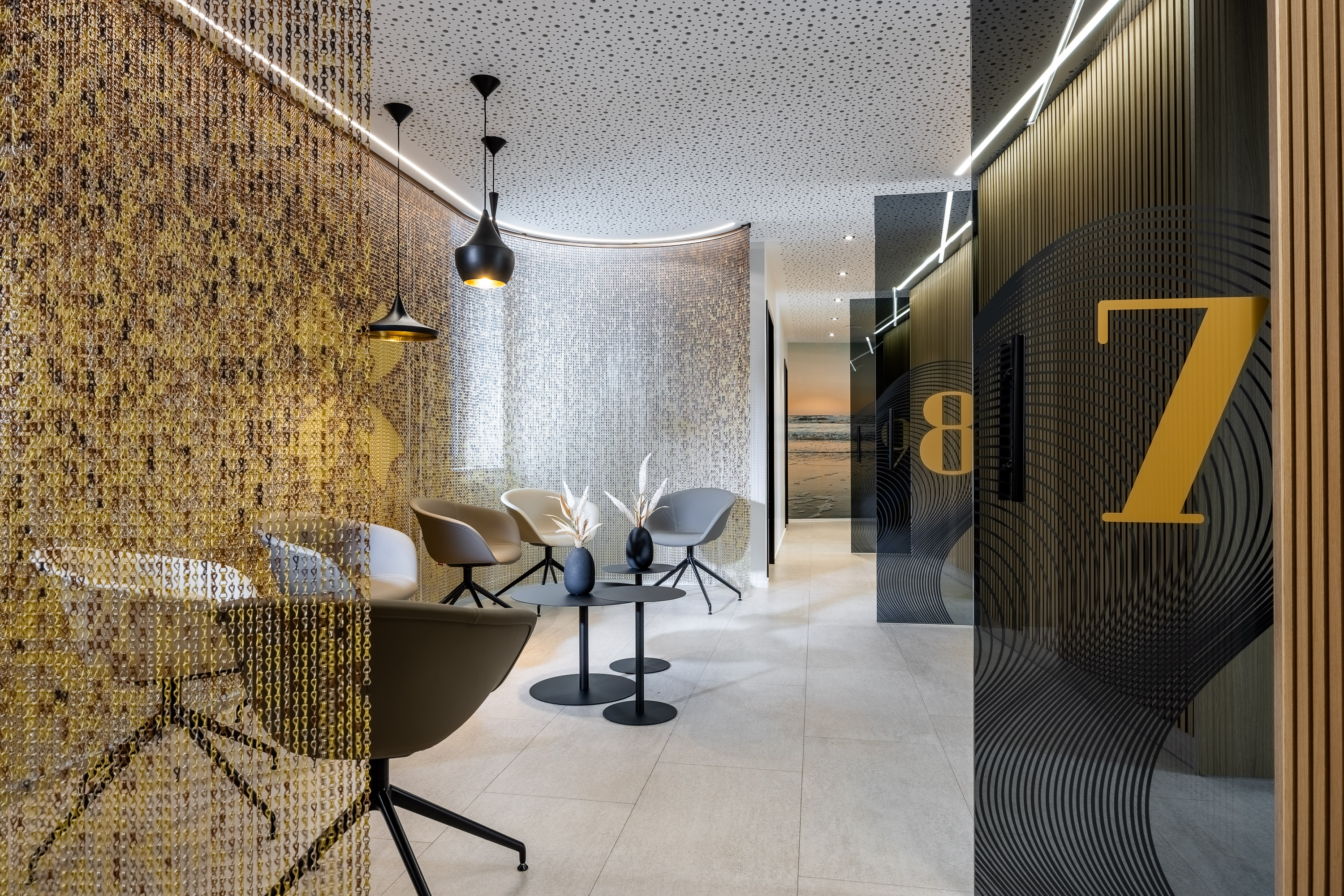 Türdetail mit Nummerierung und Lichtspiel in der kieferorthopädischen Praxis Dr. Enaia, Fulda