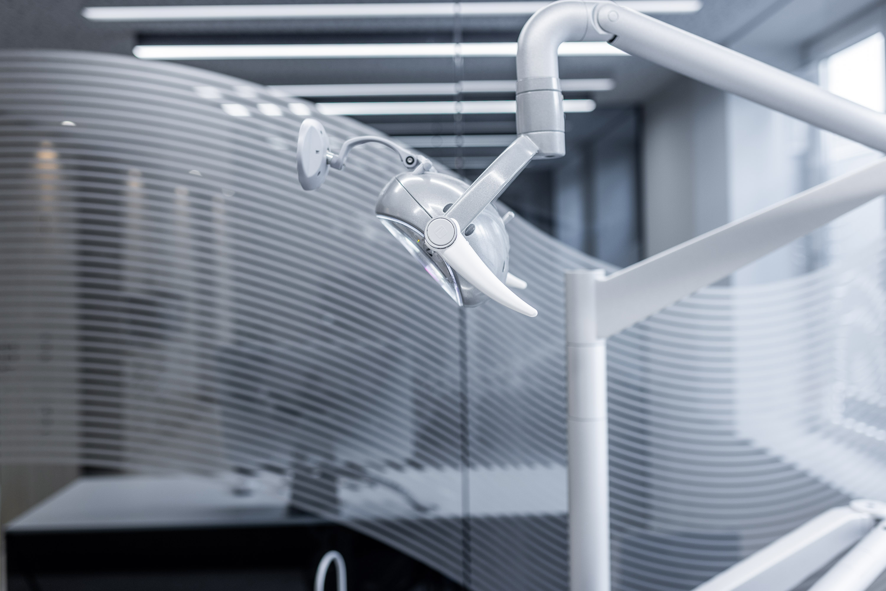 Detailansicht einer modernen Behandlungslampe in der Kieferorthopädiepraxis Dr. Enaia, Fulda