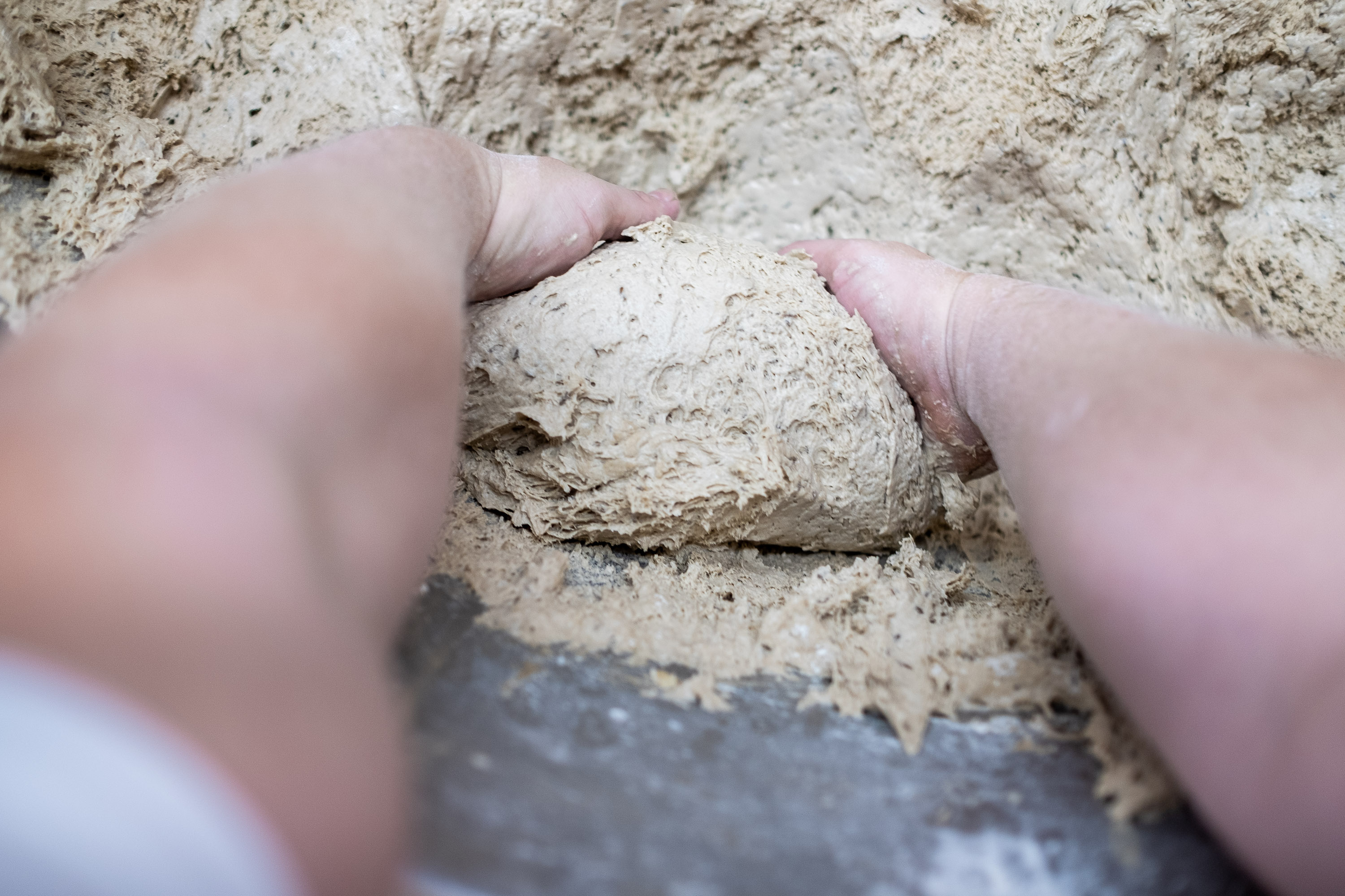 Brot wird mit der Hand geformt - Teigrohling bei Fotoshooting für Brot