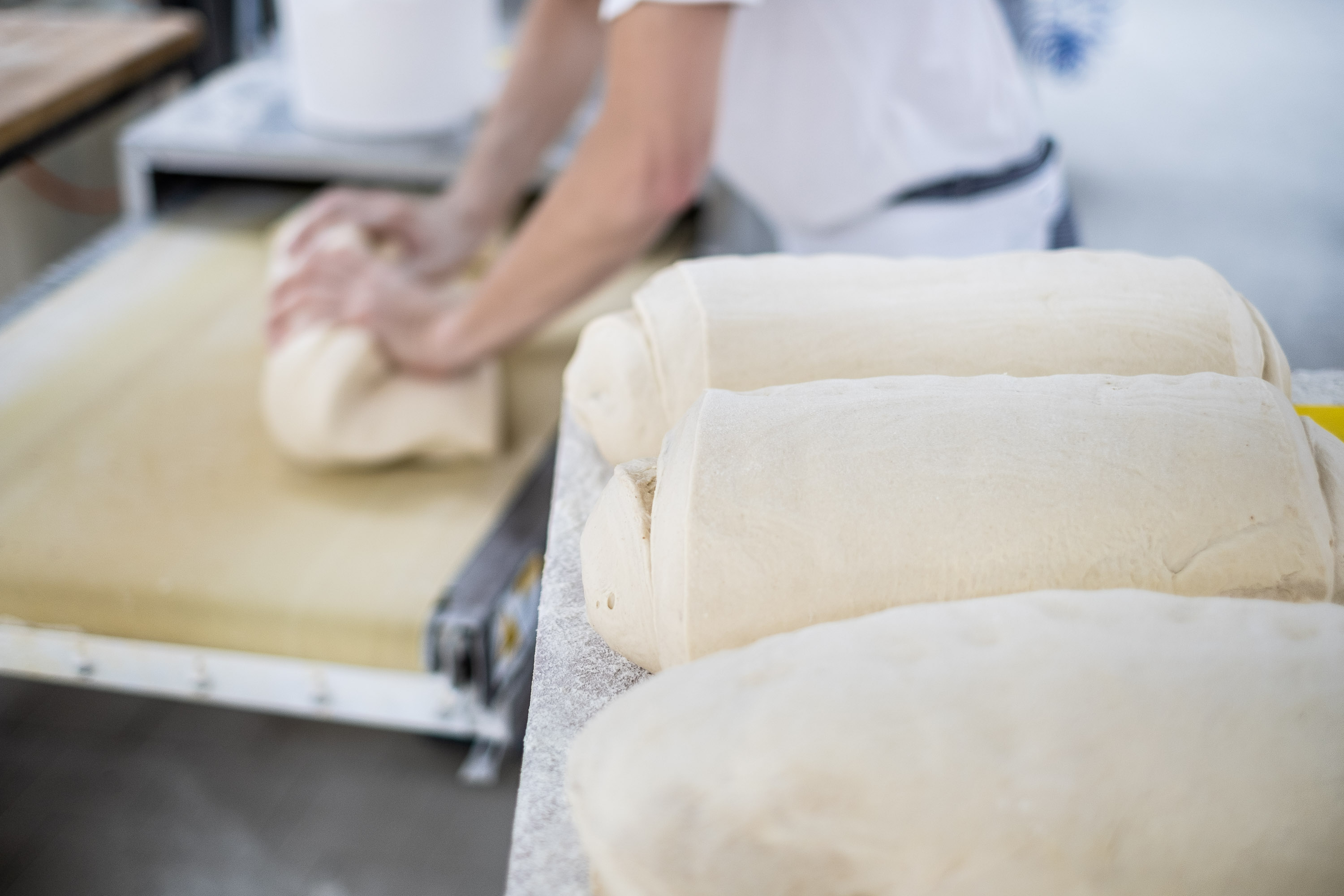 Bäckermeister beim Kneten in der Bäckerei bei Nacht beim Fotoshooting in Fulda