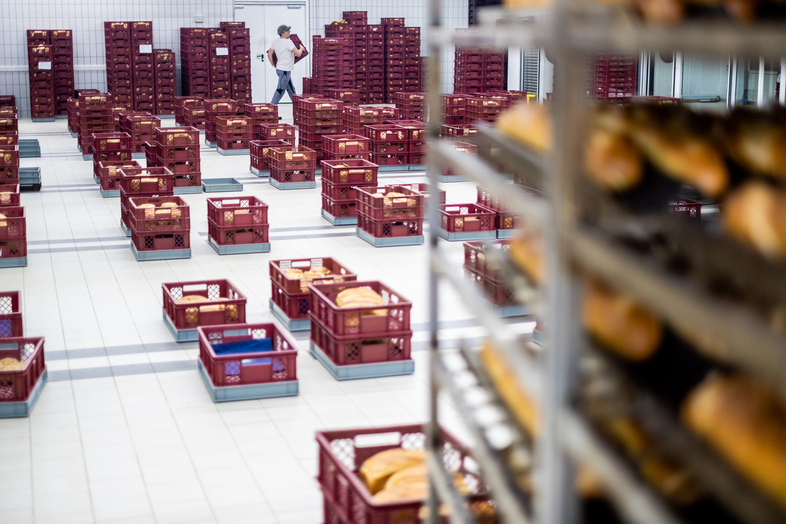 Waren werden für die Auslieferung bereit gelegt bei Bäcker