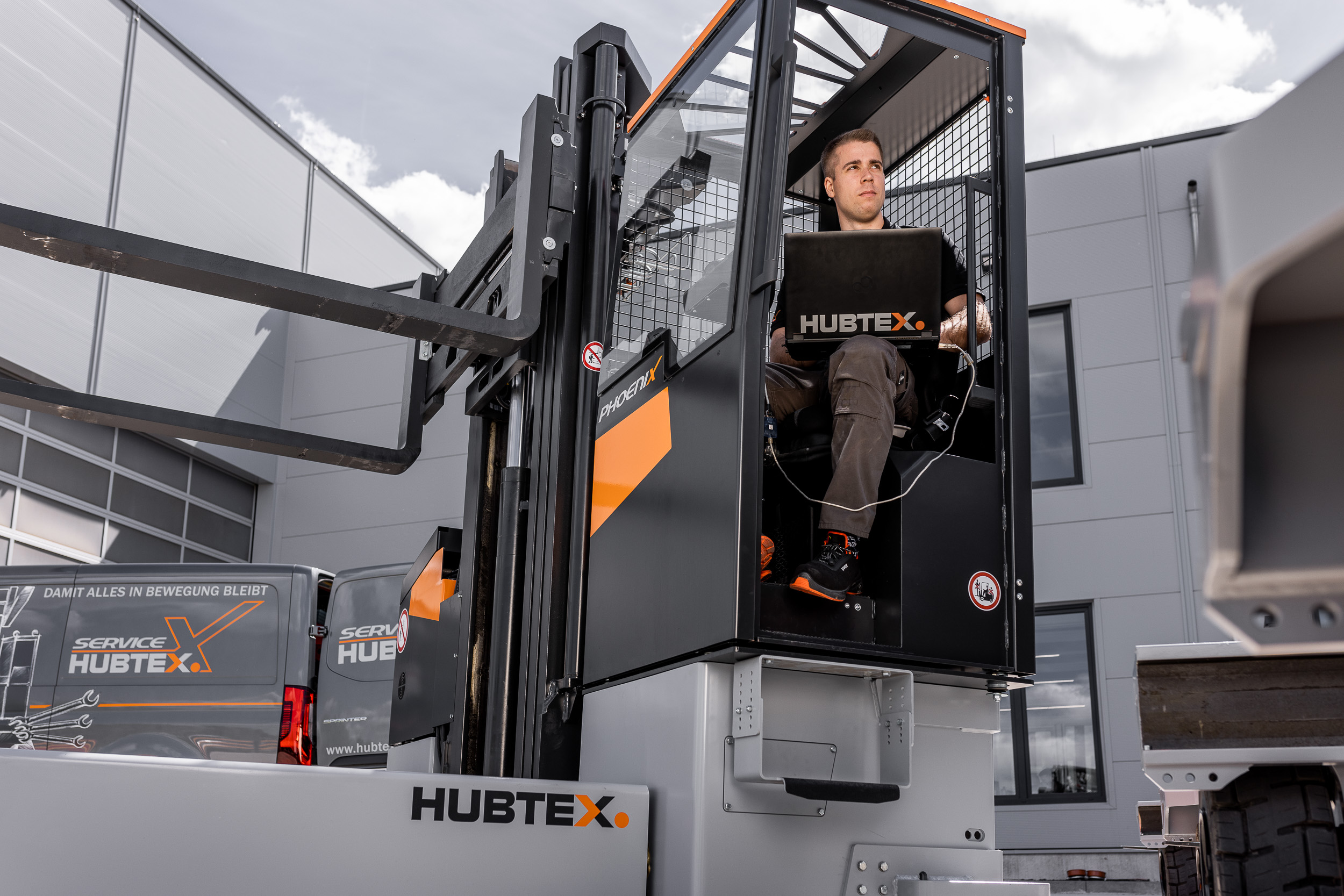 Kundendienst und Service Techniker beim Fotoshooting arbeitet mit dem Notebook