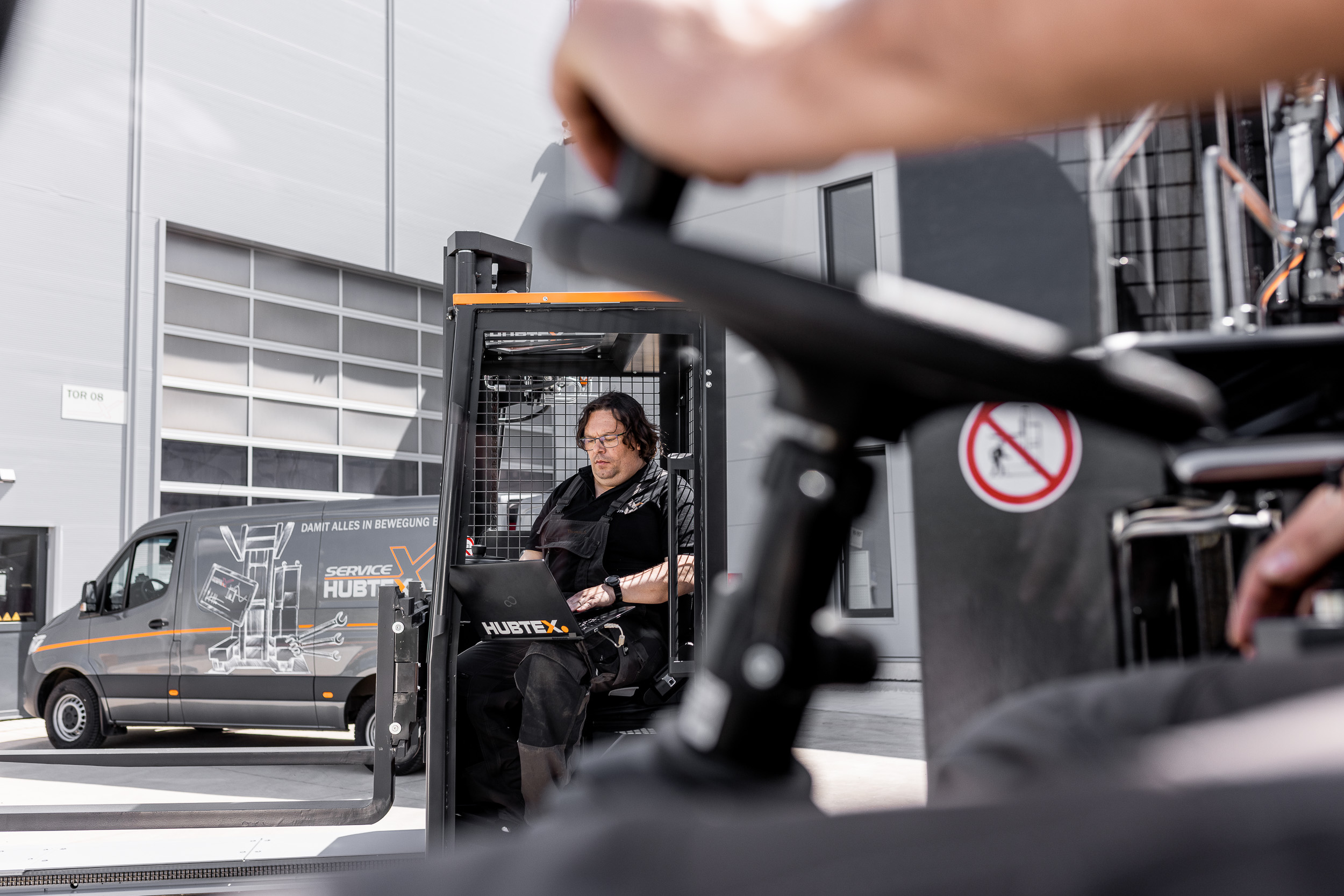 Service Techniker bei Industrie Fotoshooting arbeiten an Maschinen und Staplern