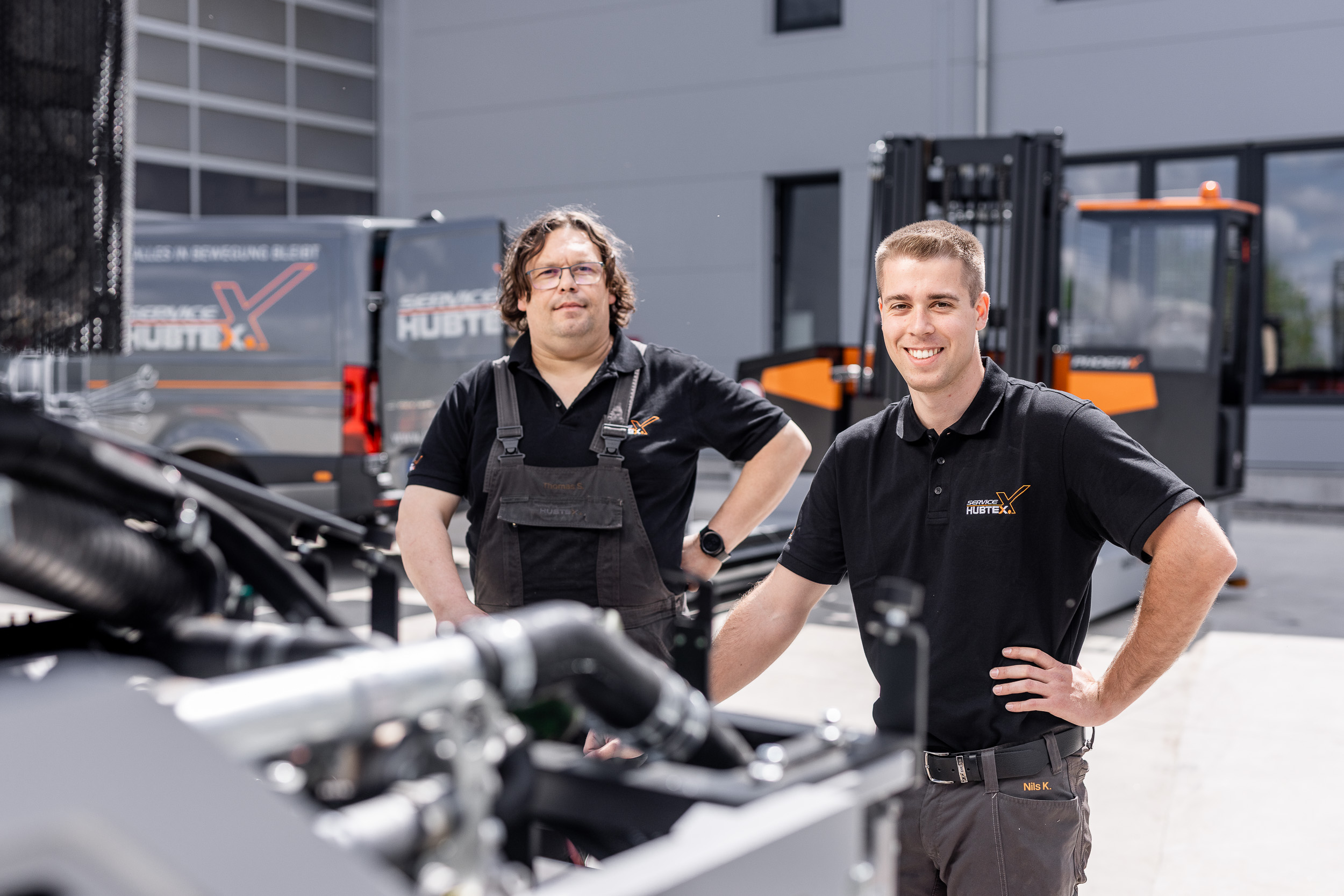 Teamfoto vom technischen Kundendienst bei einem Werbefotoshooting für Service