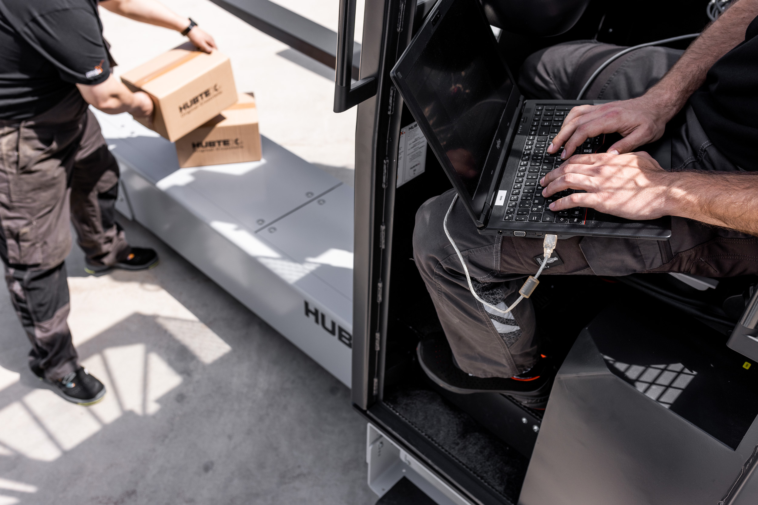 Hubtex Diagnose von Fahrzeugen im Service bei Fotoshooting mit Notebook