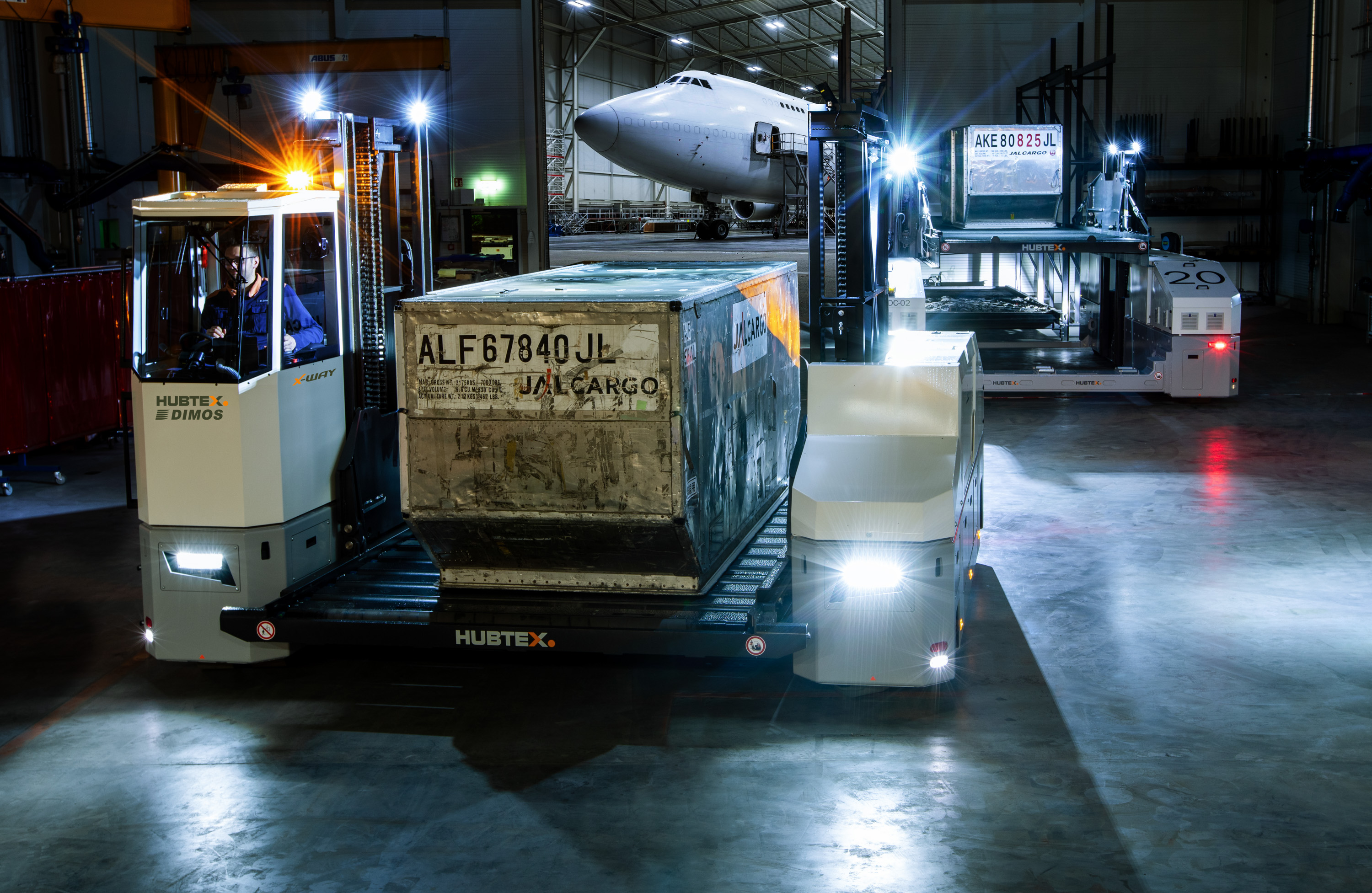 Hubtex und Dimos Geräte am Airport im Einsatz bei Fotoshooting