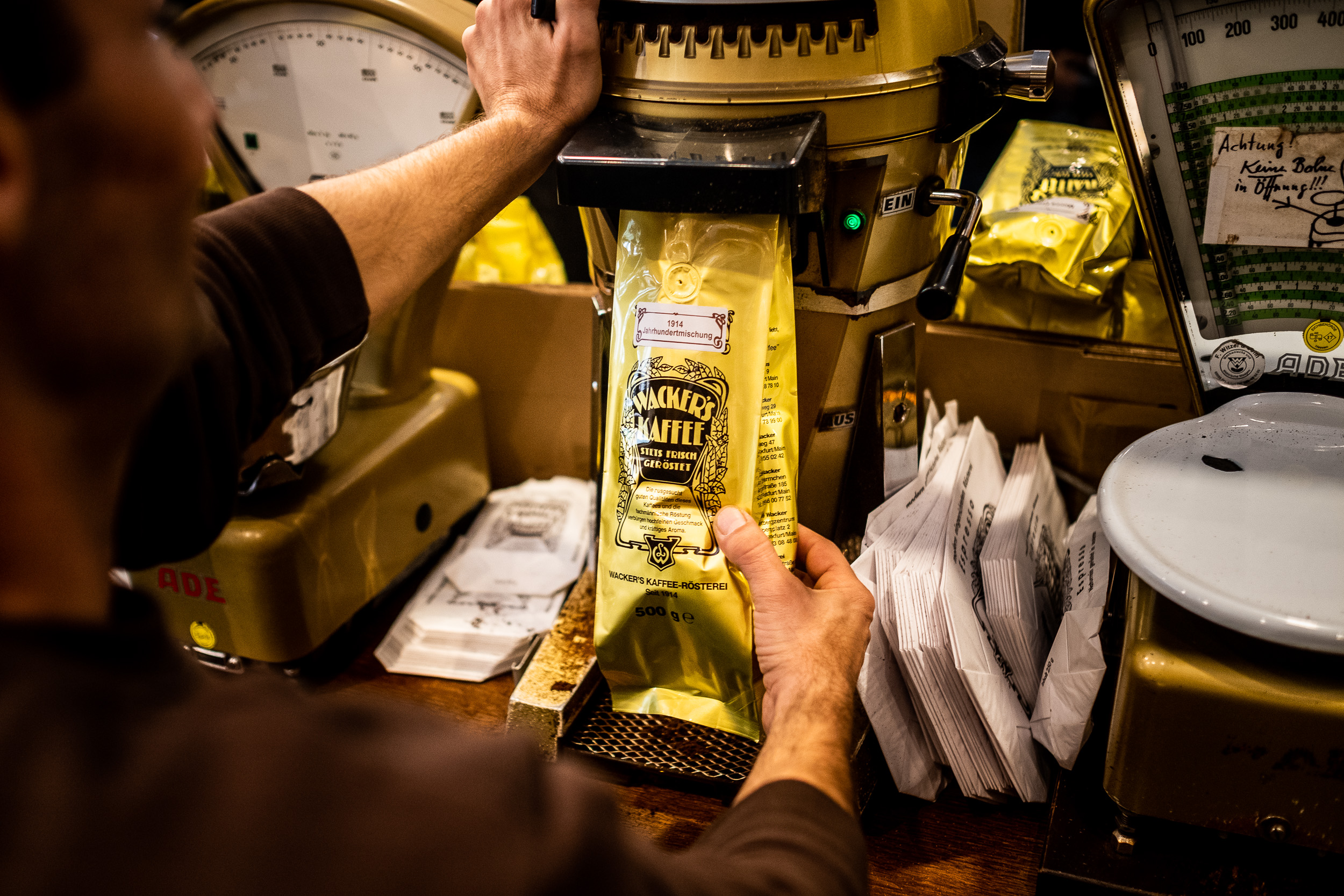 Gastronomie Shooting für Kaffee wacker beim Abfüllen von Kaffeebohnen