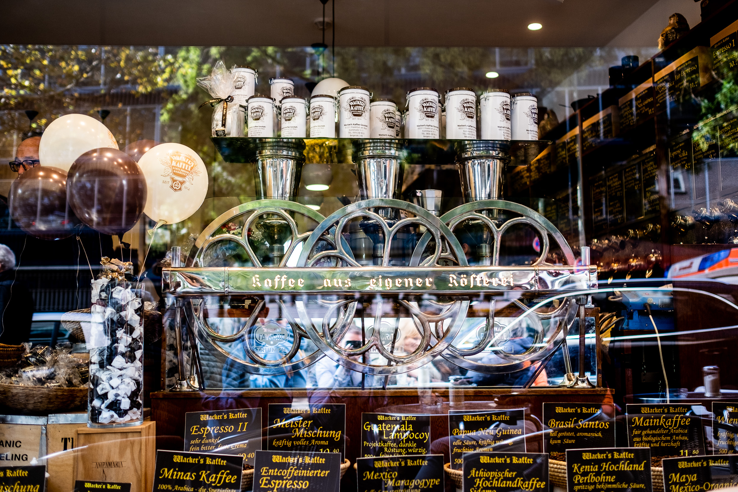 Contentproduktion in Frankfurt - Schaufenster von Kaffee Wacker mit Spiegelung