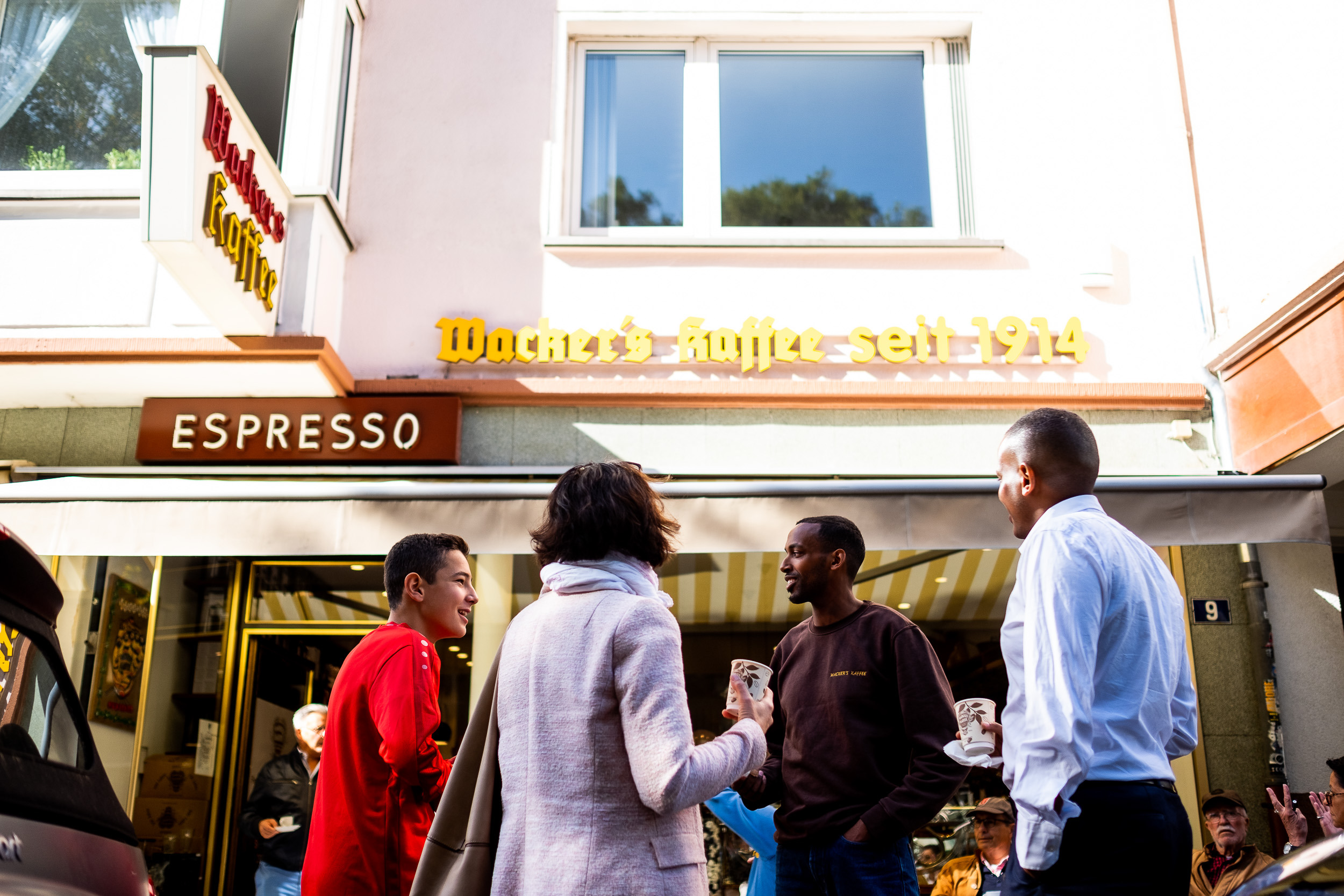 Foto Content für LinkedIn und Website Frankfurt Kaffee Wacker von außen mit Menschen