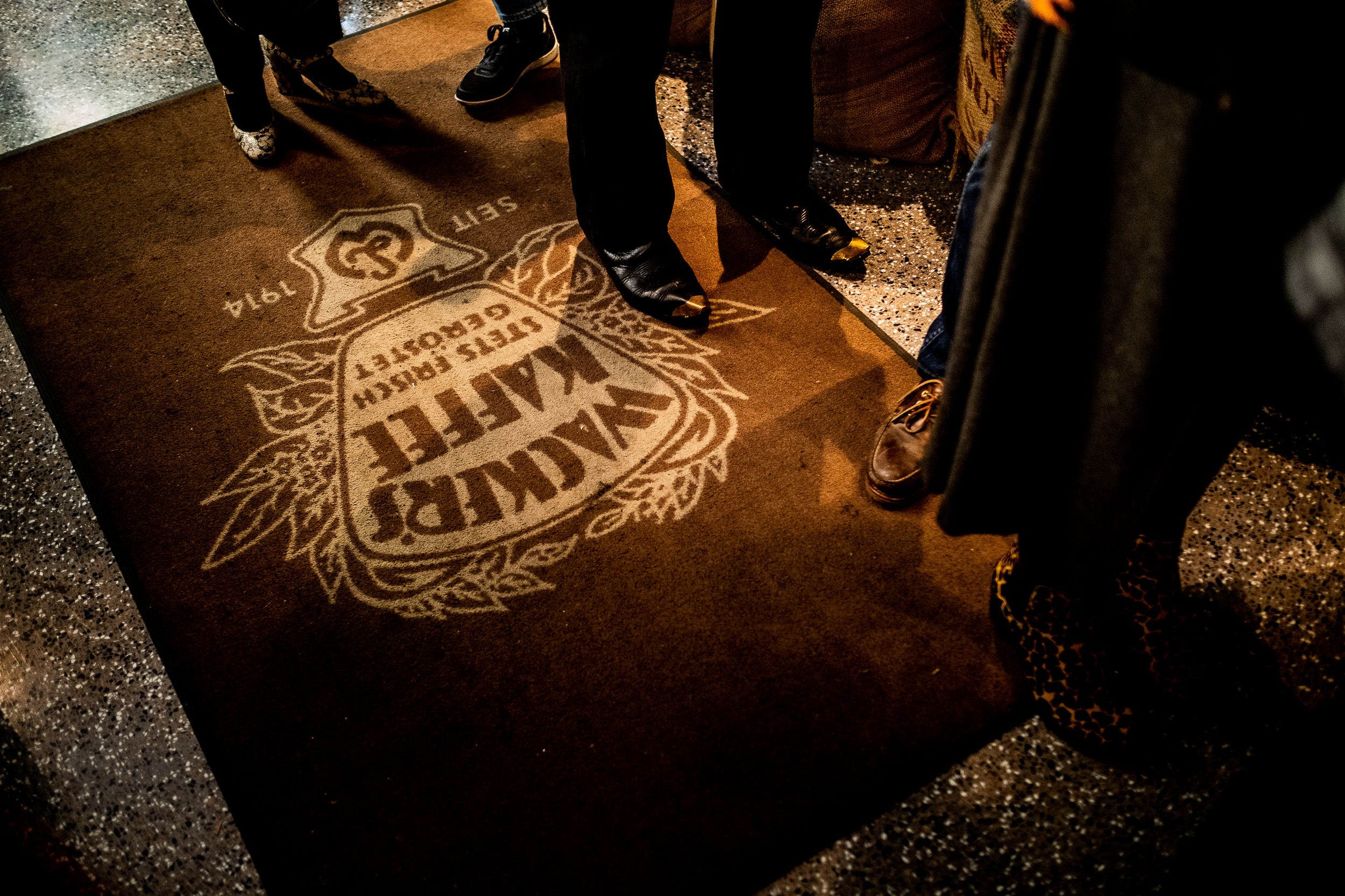 Storytelling Contentproduktion in Frankfurt - Personen laufen auf Fussboden