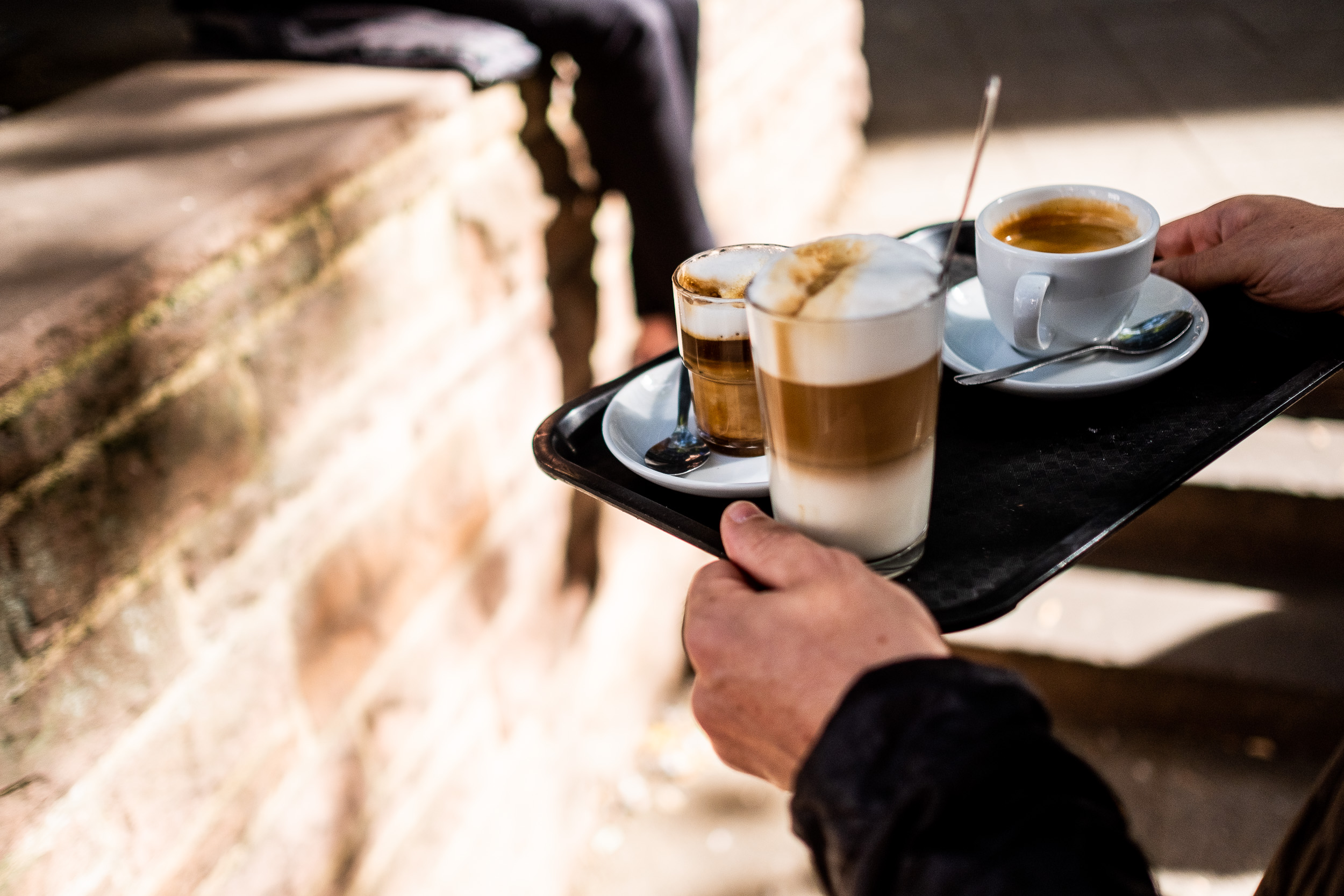 Fotoreportage und Content - Kaffeetablett mit Espresso und Kaffeegetränken wird in Frankfurt bei kaffee wacker getragen