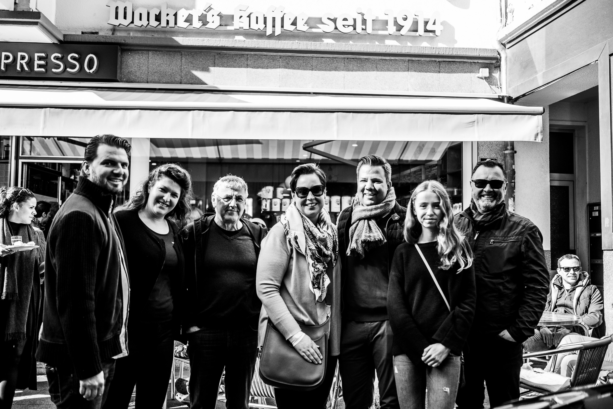 Gruppenfoto von Menschen bei einer Reportage in Frankfurt