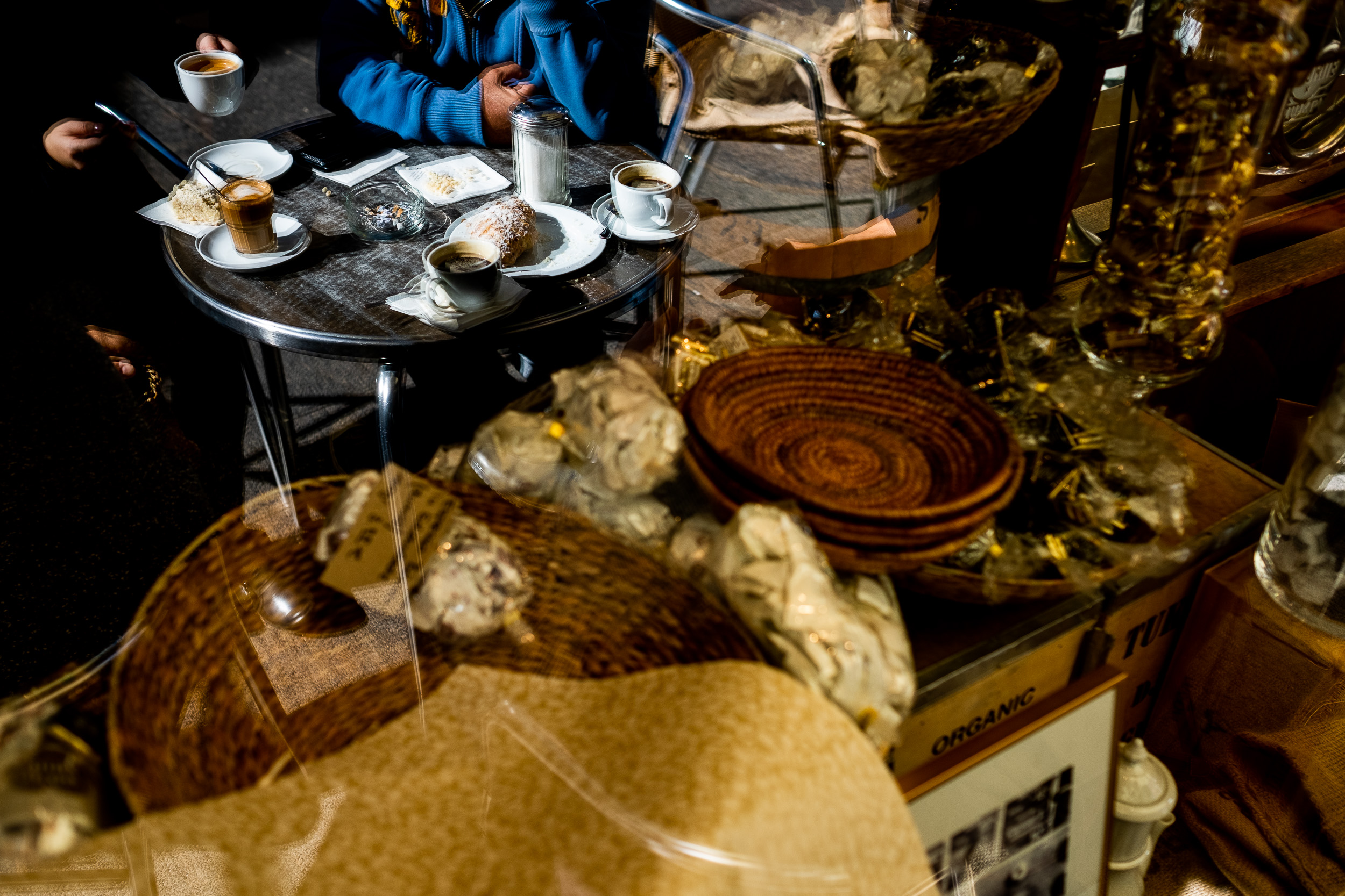 Spiegelung in der Scheibe bei Kaffee Wacker in Frankfurt - Contentproduktion in der Gastronomie