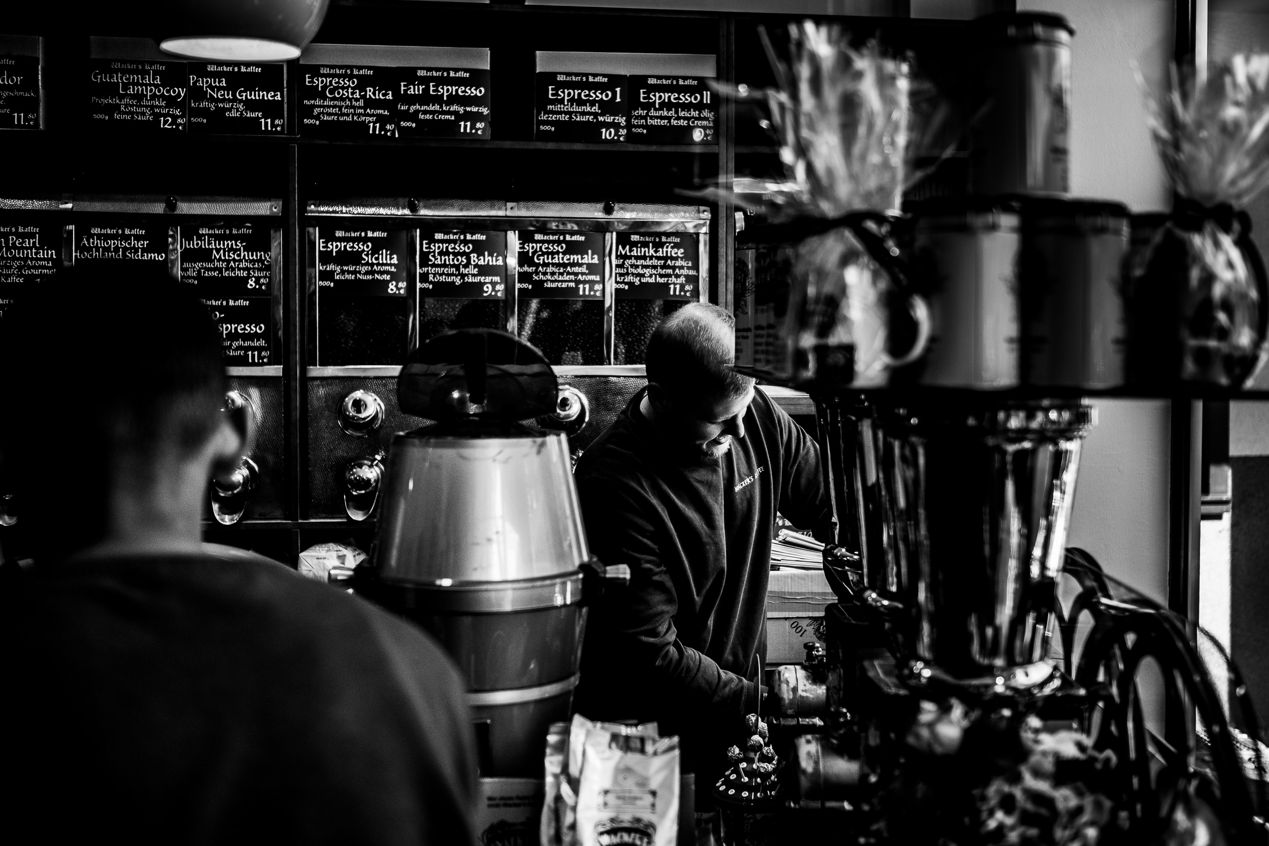 Content für Social - Kaffee wird abgefüllt in Frankfurt Tresen Kaffee Wacker