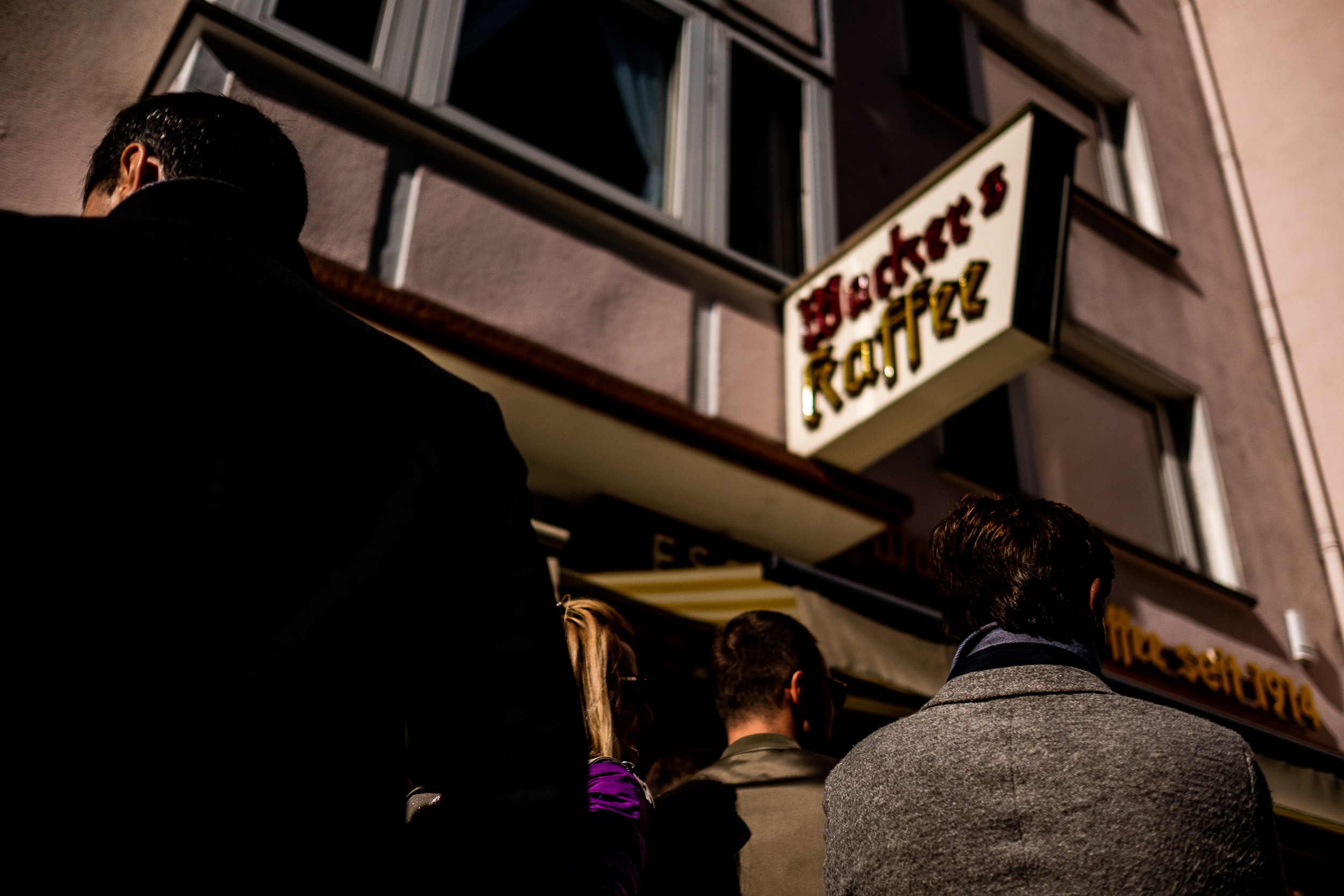 Eventfotografie Frankfurt - Menschen warten vor Kaffee Wacker in Frankfurt