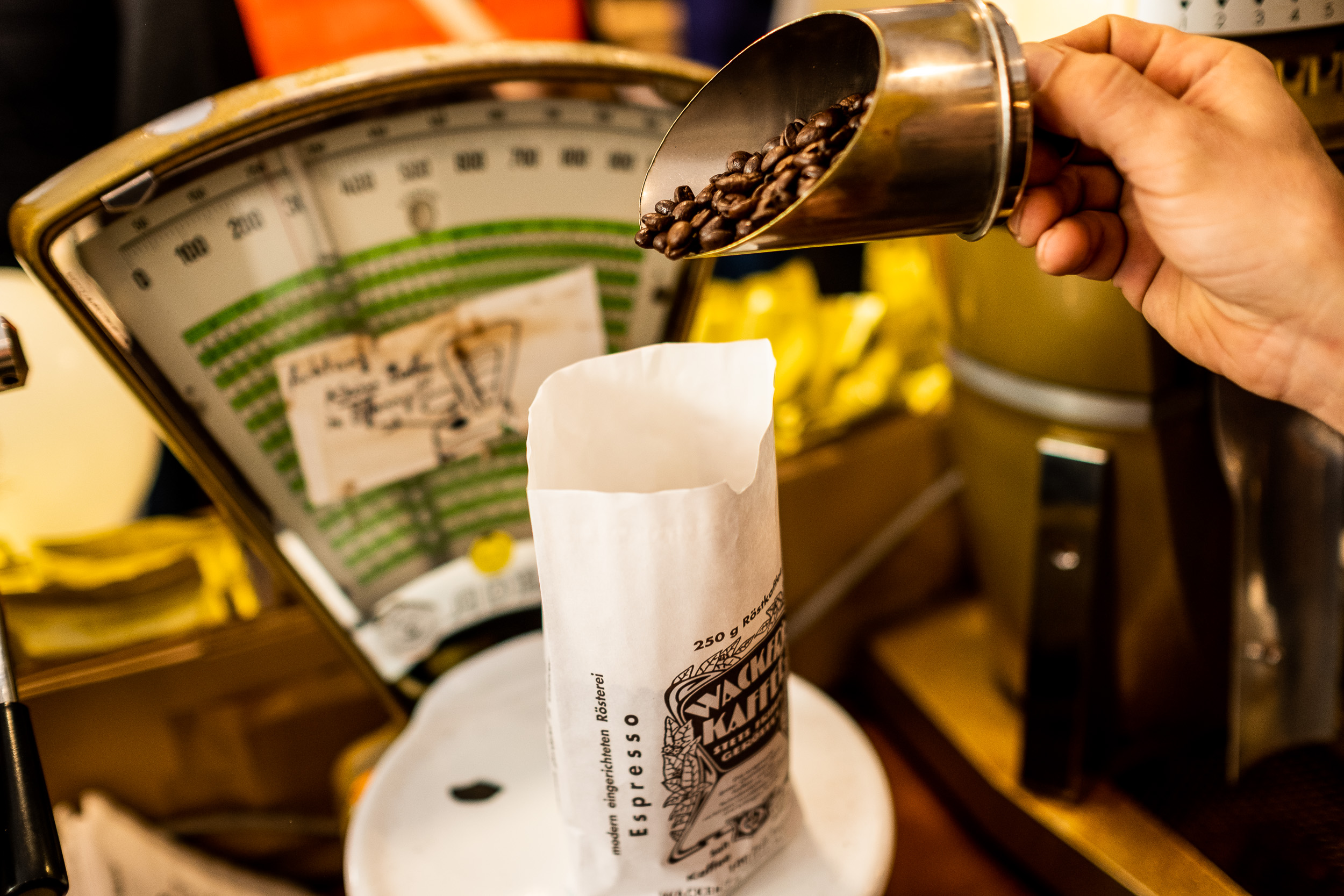 Fotoreportage - Kaffeebohnen eingefüllt und gewogen im Kaffee Wacker