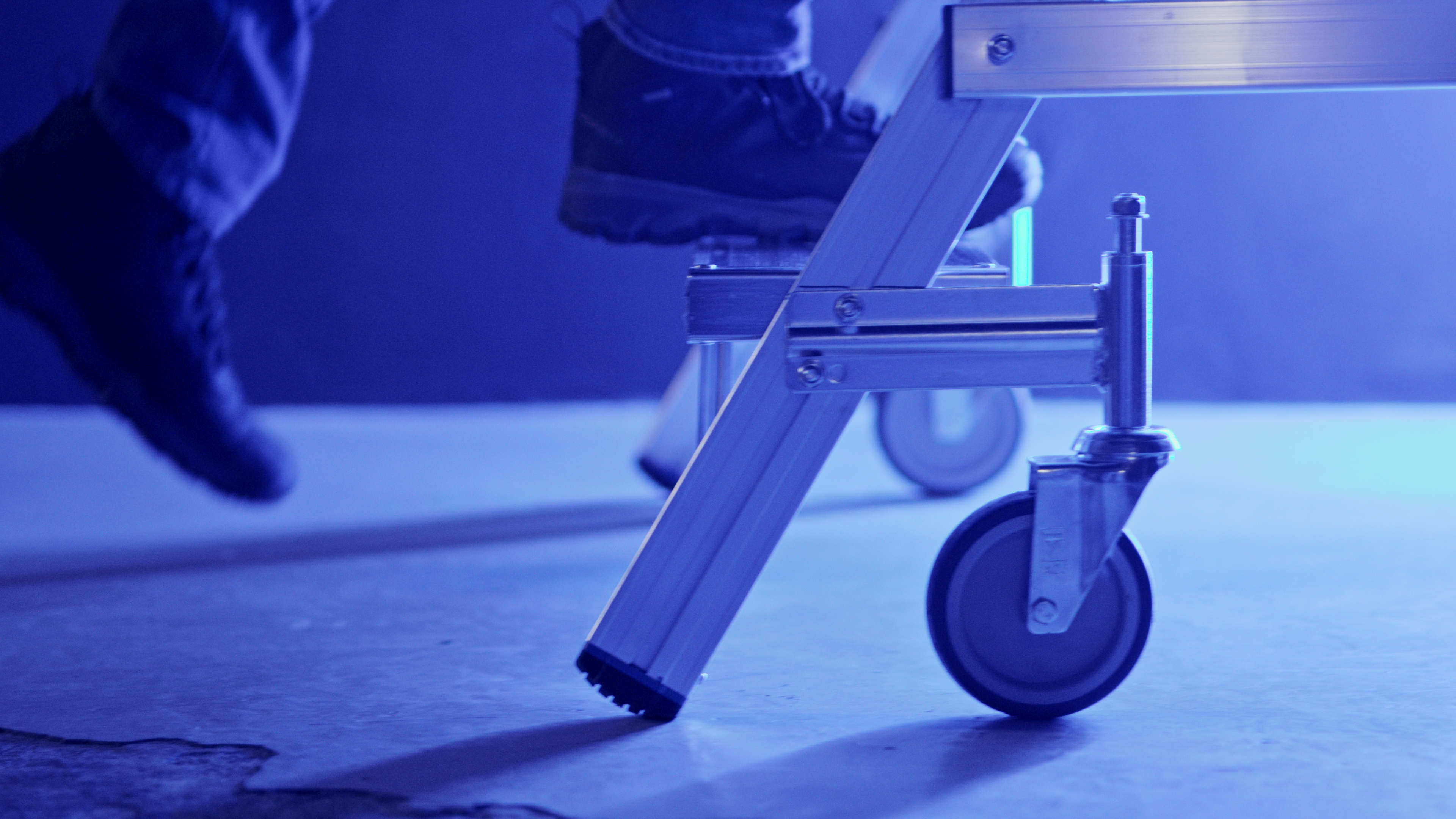 Sonnenalm Damüls bei Nacht - Fotoshooting eines Pistenbullys in der Dunkelheit mit Drohne