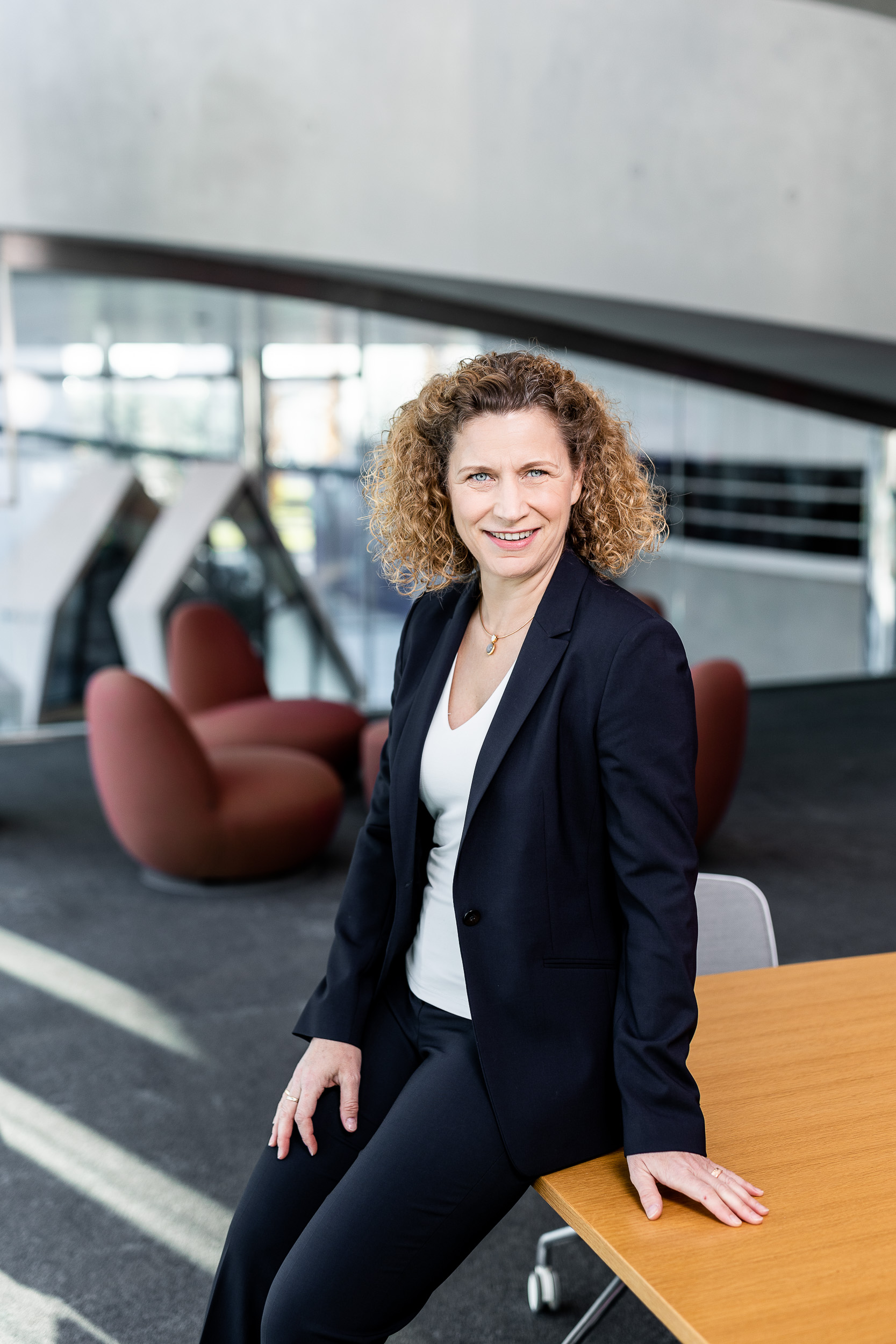 Detailaufnahme Grillzubehör – Contentproduktion für Grillfürst auf einem Tisch steht ein Dutch Oven und Gäste warten