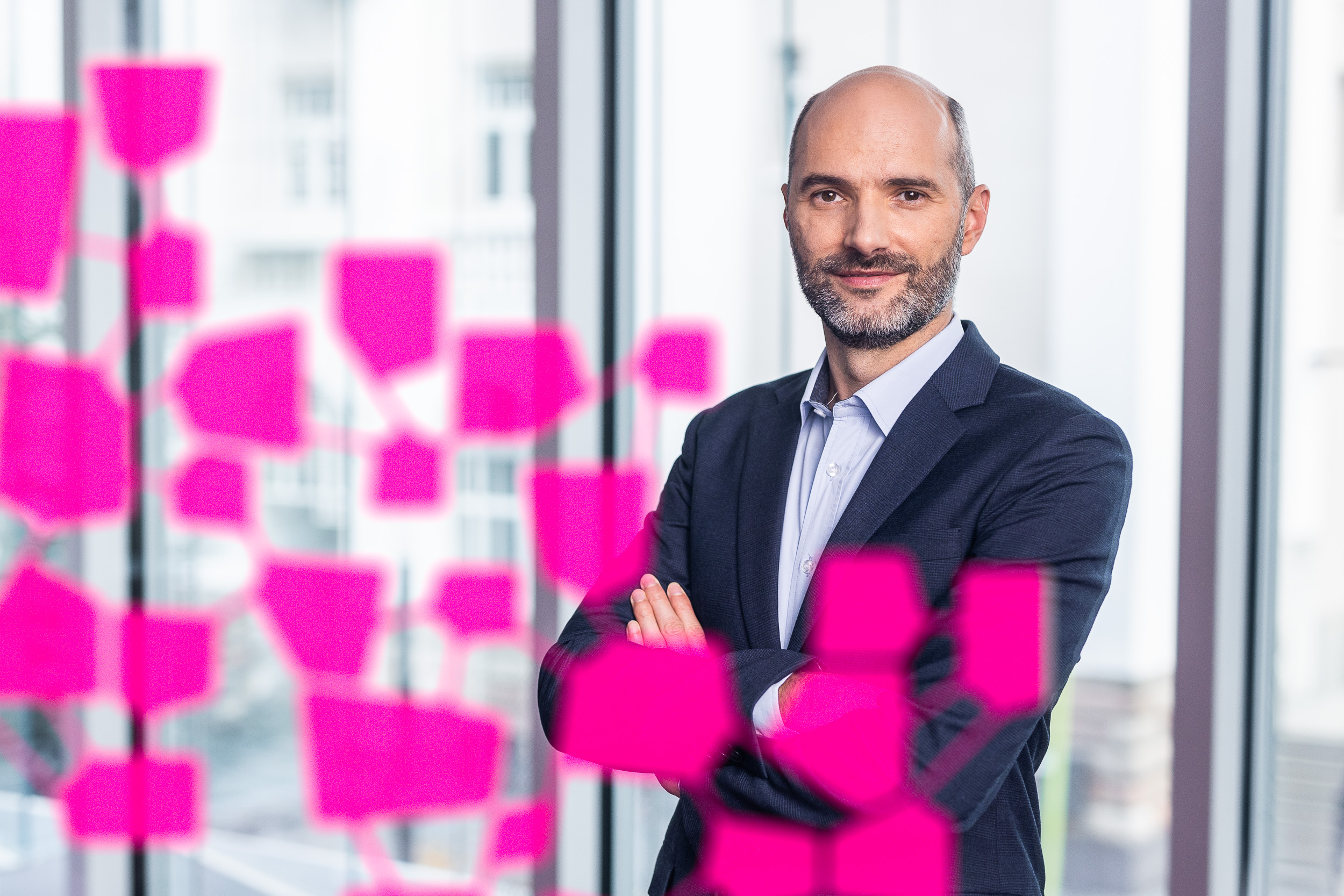 Appetitanregendes Food-Foto für Grillfürst Social Media Content am Lagerfeuer mit Flammlachs