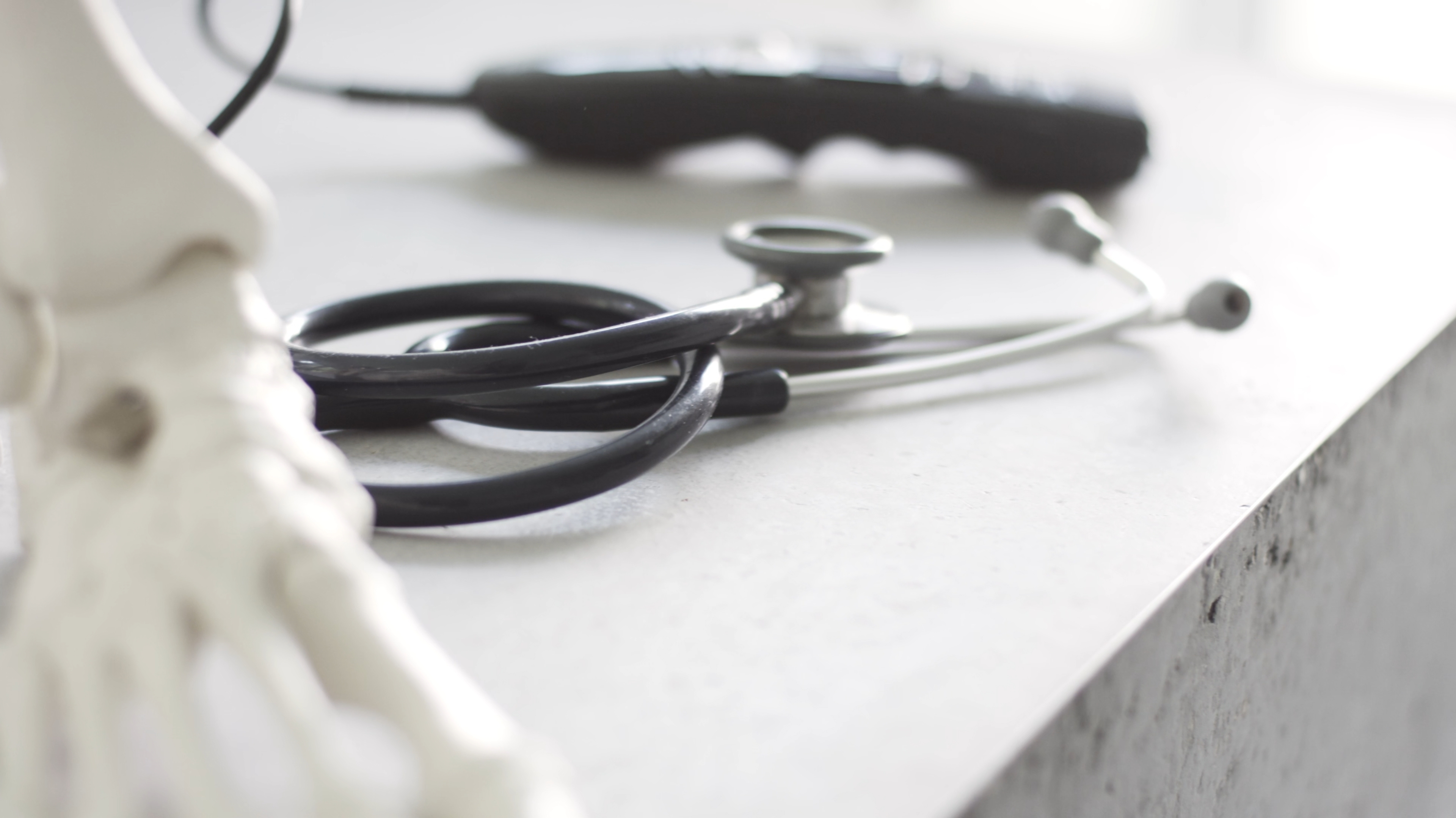 Stetoskop liegt auf tisch - filmproduktion und contentproduktion für praxen