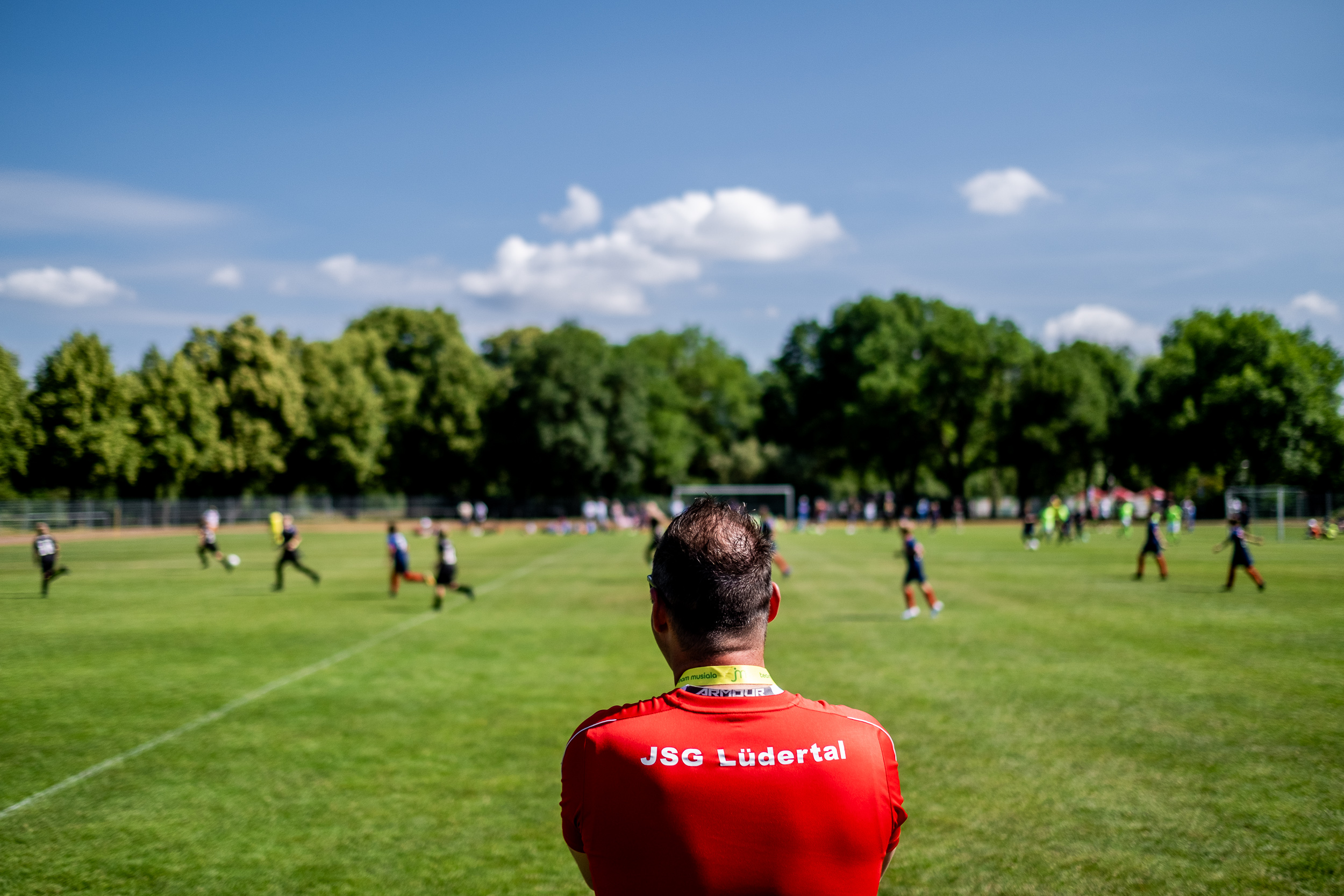 Trainer am Spielfeld Rand Authentisches Foto für PR und Social Media Musiala Launch Event