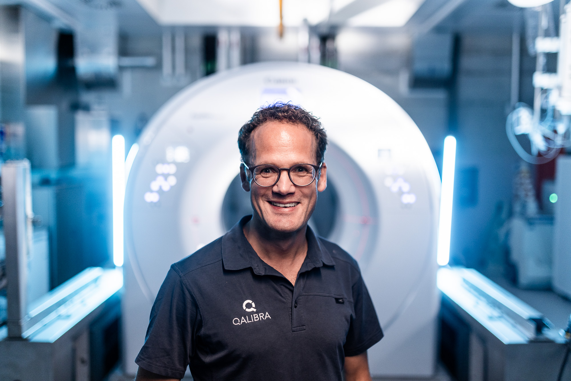 Dr. Thorben Schulze - Tiermedizin und CEO Qalibra CT - Fotoshooting und Portrait mit Löffler content 