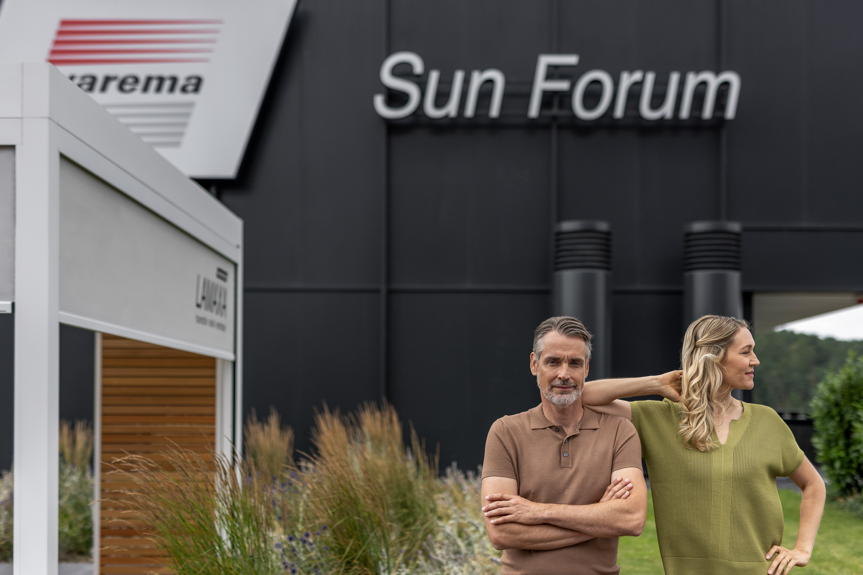 Hochwertige Aufnahmen beim Werbeshooting in einer Kaffeerösterei - Bohnen werden begutachtet