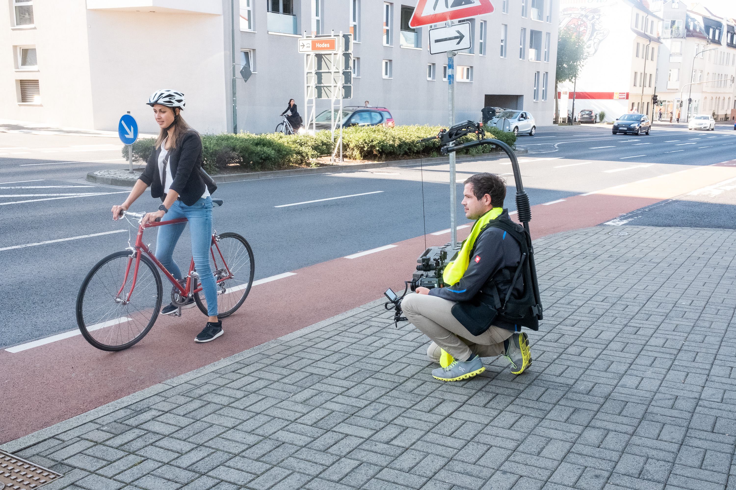 Imagefilm Produktion mit Fahrrad vor Gebäude von Werner Gruppe in Fulda