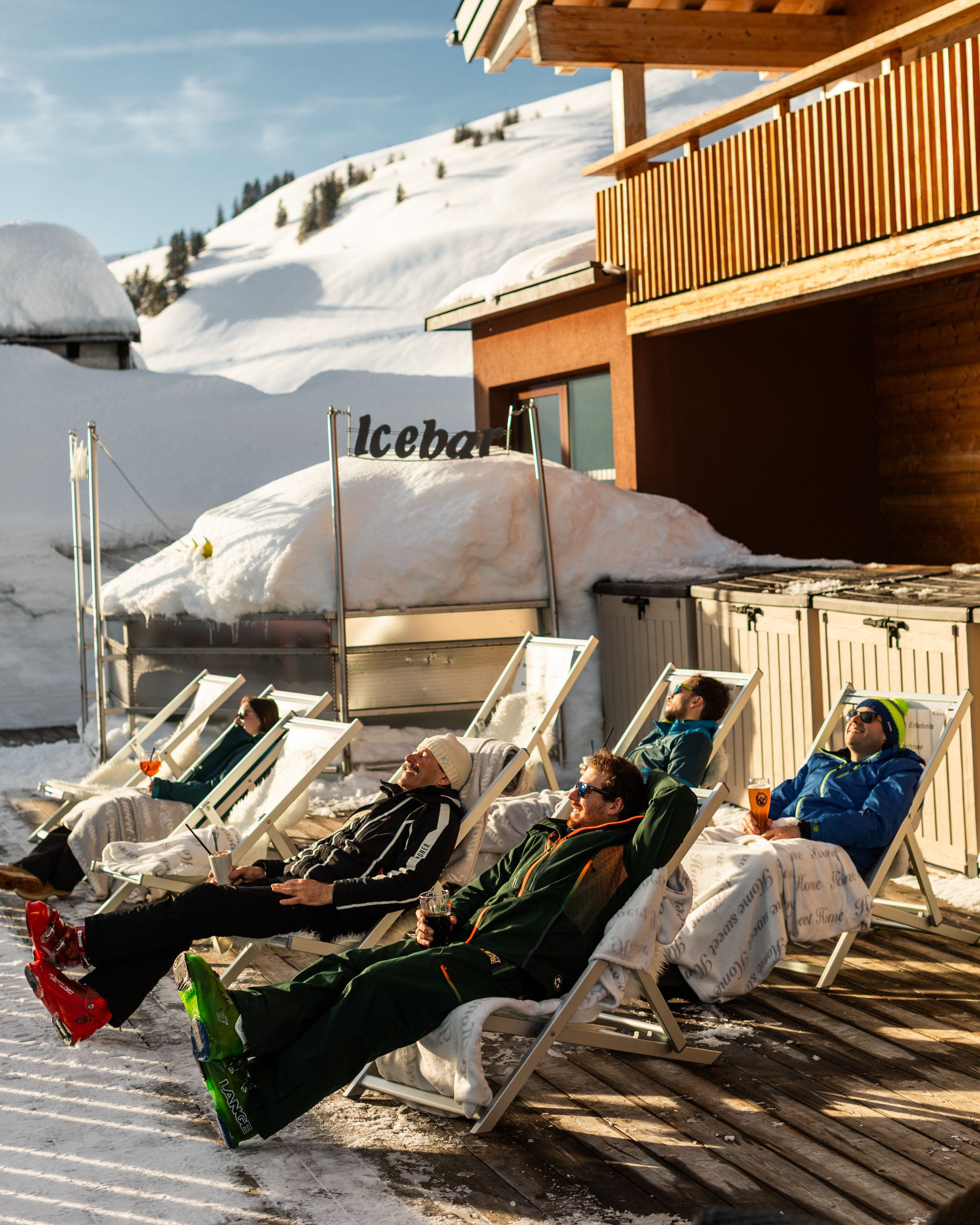 Sonnenliegen auf Hotellterrasse im Winter – Lifestyle-Content für Social Media