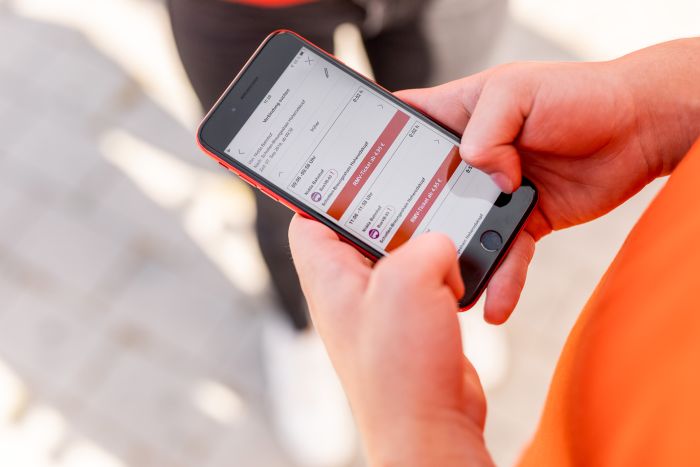 Handy mit App bei Fotoshooting der RMV und VGO Kampagne