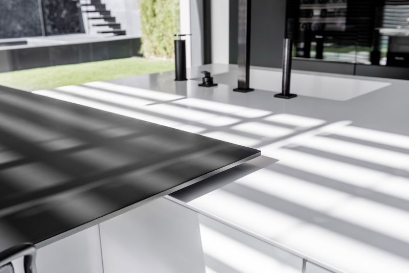 Detailaufnahme einer modernen Kücheninsel – Interior-Fotografie für exklusive Designküchen