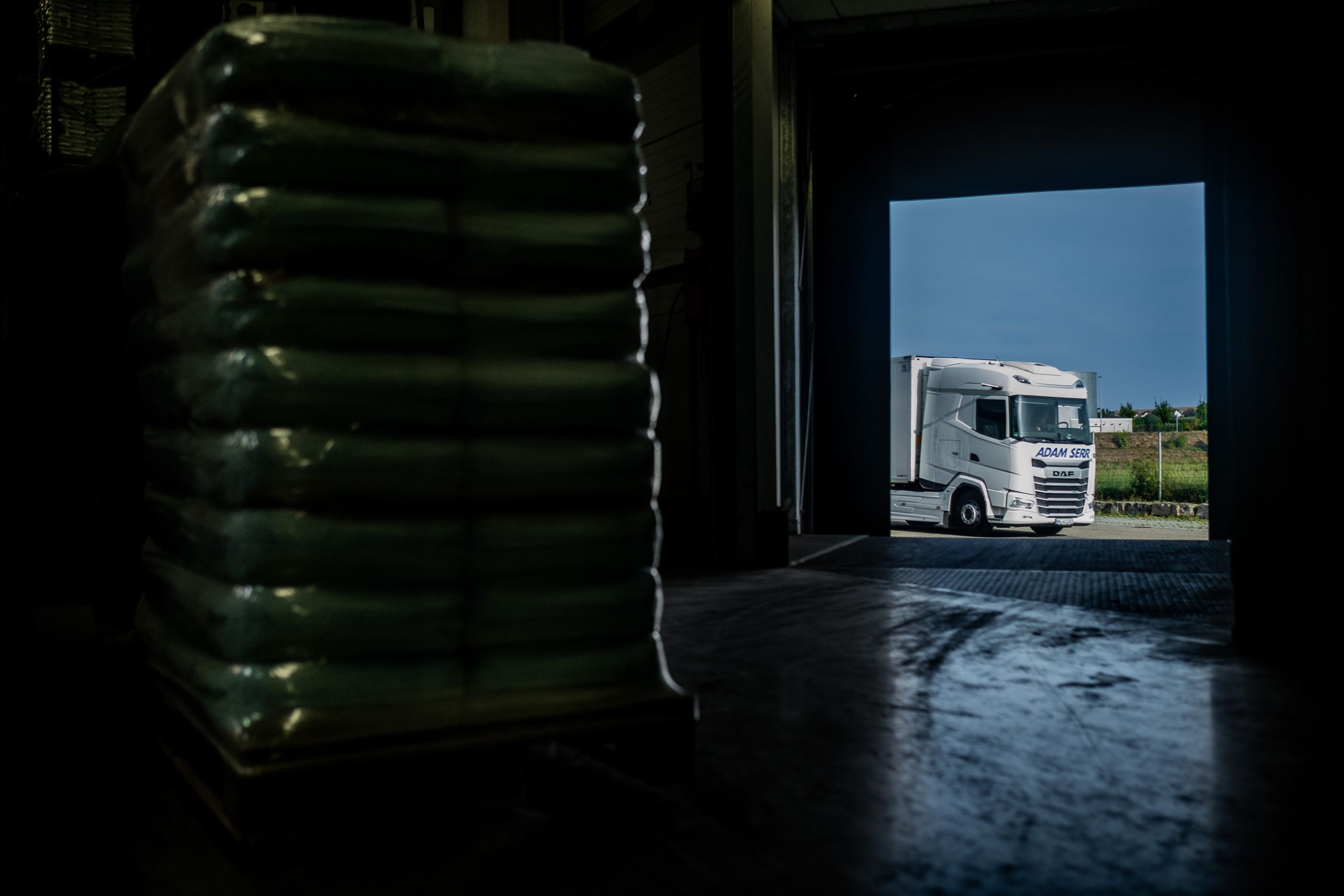 Adam Serr DAF Truck vor Lagerhalle – Editorial Logistikreportage
