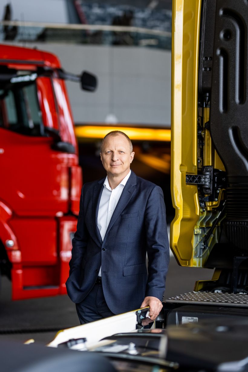 Werbefotografie Portraits von Geschäftsführer MAN BUS & TRUCK in München zwischen zwei LKWs von MAN